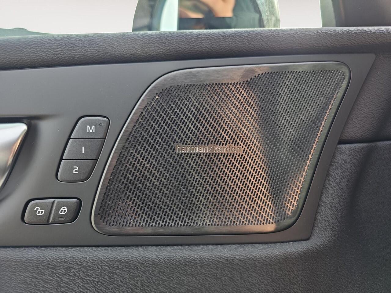 Volvo XC60 2.0 T6 Plug-in hybrid AWD Plus Dark | Panorama dak | Harman/Kardon | Head-up Display | 360 graden camera |