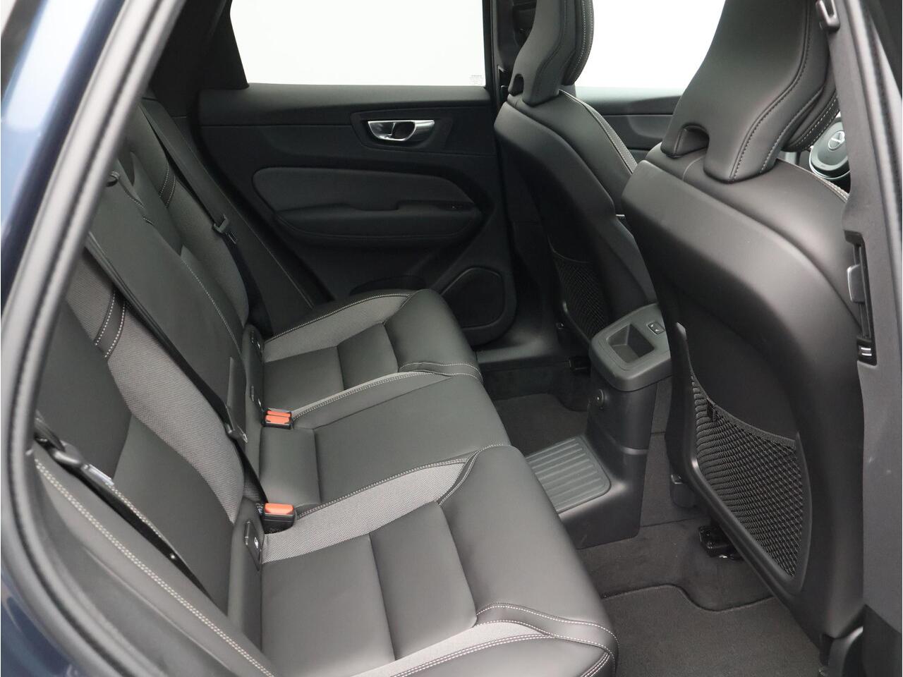 Volvo XC60 2.0 T6 Plug-in hybrid AWD Plus Black Edition / Panoramadak / Elektrische Stoelen / Harman Kardon / Stoel+Stuurverwarming / Getint Glas / BLIS / Keyless /