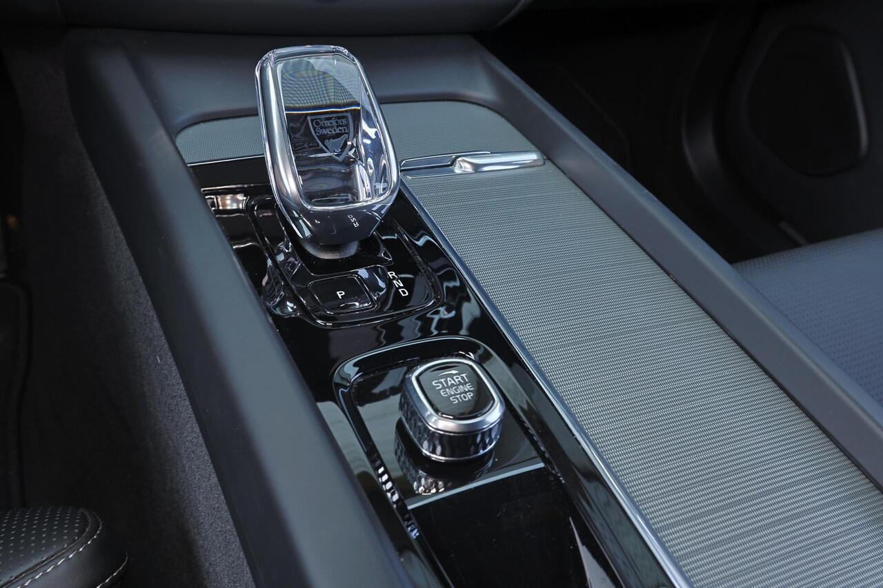 Volvo XC60 T6 Recharge AWD Ultra Black Edition - Panorama/schuifdak - IntelliSafe Assist & Surround - Massage & Ventilatie stoelen - 360º Camera - Bowers & Wilkins audio - Nappa Leder - Adaptieve LED koplampen - Verwarmde voorstoelen & stuur - Parkeersensoren voor &