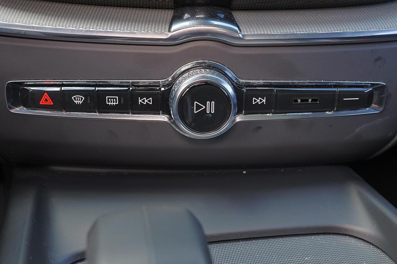 Volvo XC60 T6 Recharge AWD Plus Dark - Panorama/schuifdak - IntelliSafe Assist & Surround - 360º Camera - Verwarmde voorstoelen, stuur & achterbank - Parkeersensoren voor & achter - Elektr. bedienb. voorstoelen met geheugen - Draadloze tel. lader - Elektr. inklapbar