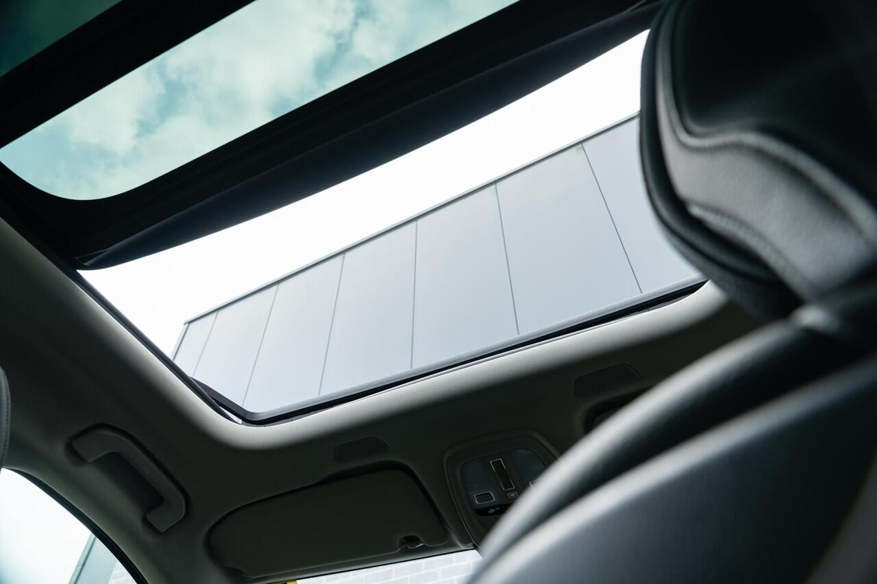 Volvo XC60 T6 Plug-in hybrid AWD Plus Dark | Long Range | Trekhaak | BLIS | Adaptive cruis-control | Panoramadak | 360° camera | Verw. stoele V+A | Leder