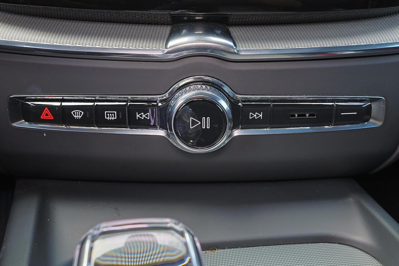 Volvo XC60 T6 Recharge AWD Plus Black Edition - Luchtvering - Panorama/schuifdak - IntelliSafe Assist & Surround - 360º Camera - Bowers & Wilkins audio - Adaptieve LED koplampen - Verwarmde voorstoelen, stuur & achterbank - Parkeersensoren voor & achter - Elektr. be