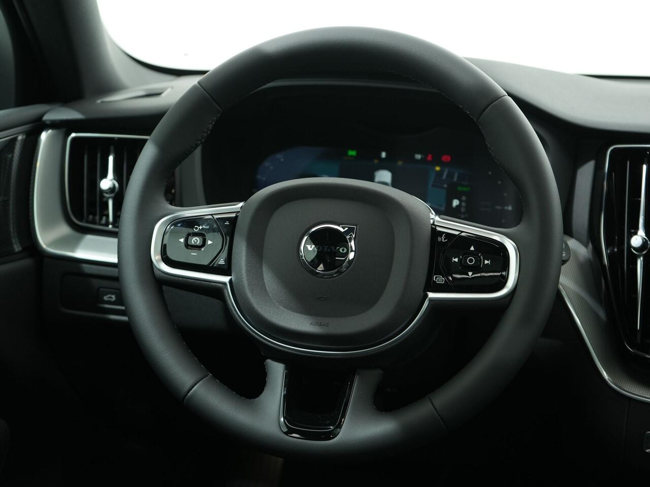 Volvo XC60 2.0 T8 RECHARGE AWD 455PK PLUS BLACK EDITION AUT8 MY26 | Trekhaak | Pilot Assist | Privacy Glass