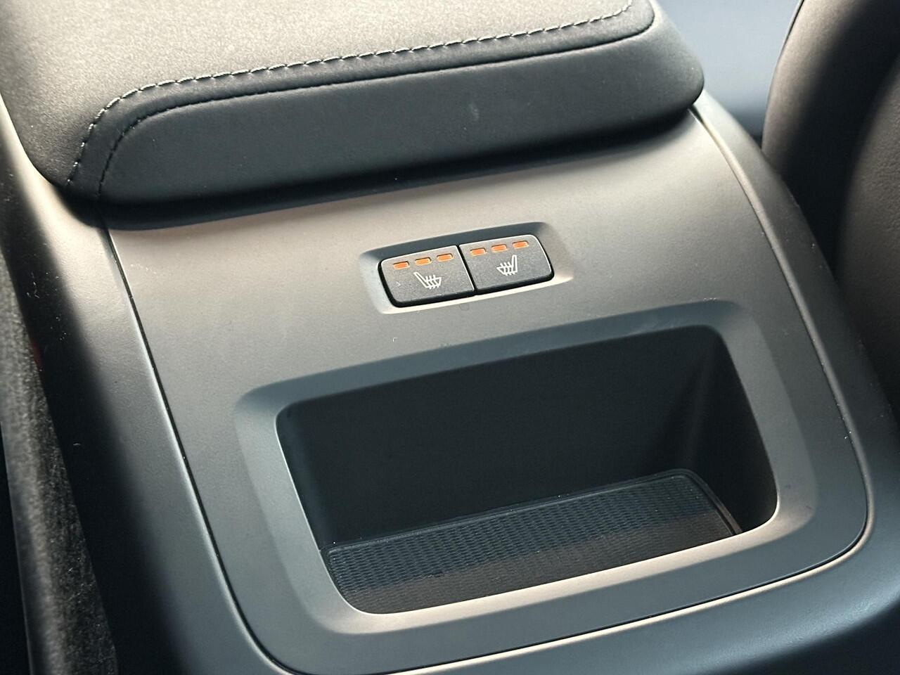 Volvo XC60 2.0 T6 Plug-in hybrid AWD Ultra Dark Display Gen. 2 / Panorama dak / Head-up display / Harman Kardon audio / Adaptieve Cruise control / Nordico bekleding / Stoel- en stuurverw./ elektr. stoelverst. / Full LED kopl. / Lederlook dashboard