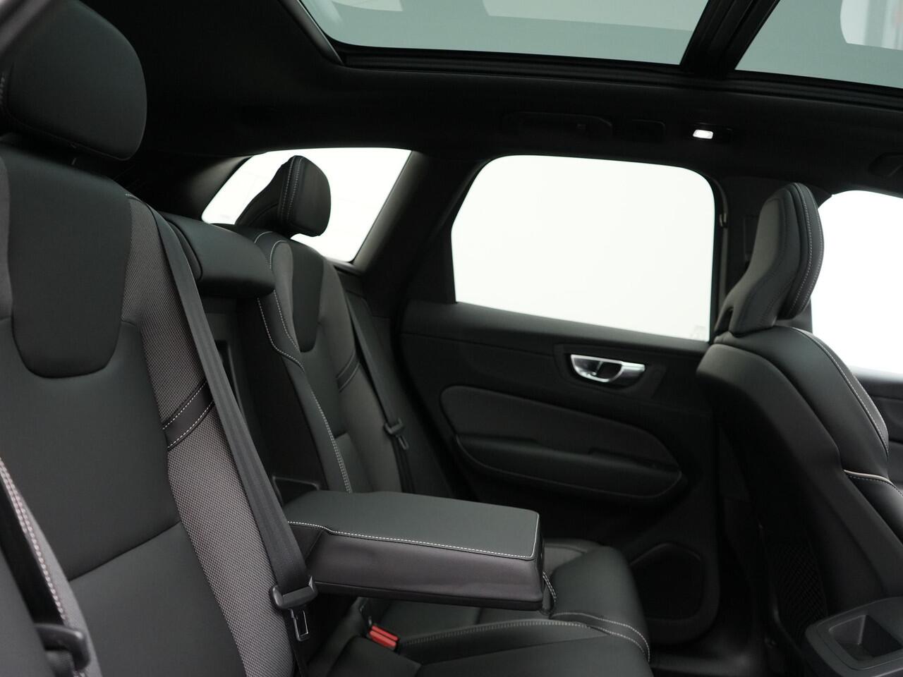 Volvo XC60 B4 R-Design Automaat 198pk Dealer O.H | Trekhaak Af Fabriek | Panodak | Camera | Lederen Sportstoelen Memory & Verwarmd | Cruise Control | Apple Carplay | Keyless | Google Assistant & Maps | Virtual | DAB |