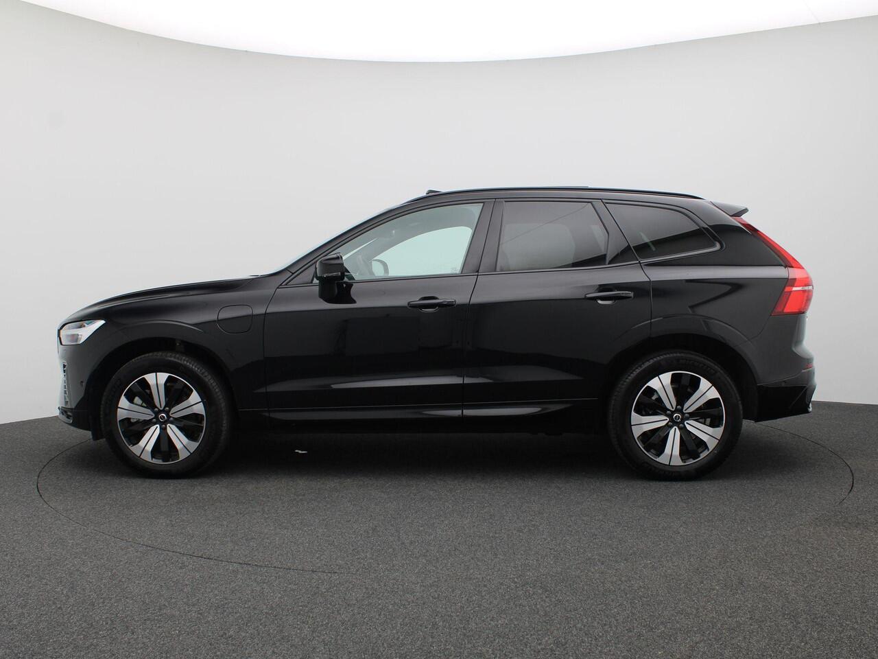 Volvo XC60 2.0 T6 Plug-in hybrid AWD Plus Dark 350PK Aut. Pano-Schuifdak, SOH 98%, Trekhaak, Alarm, Harman Kardon, Stoelverwarming, Memorystoelen, 19" LM Velgen