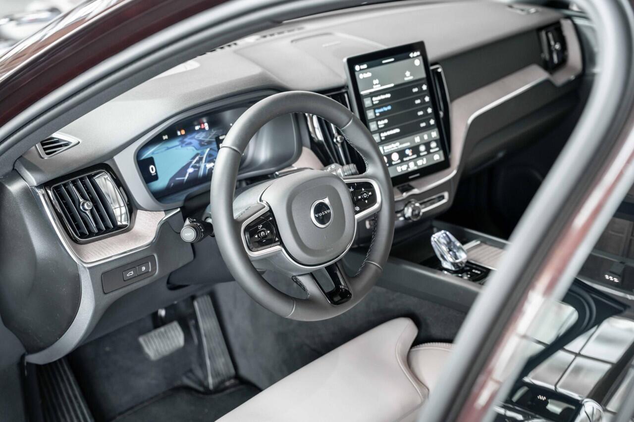 Volvo XC60 T6 Plug-in hybrid AWD Plus Dark | Panoramadak | Head-up display | Long range | Premium audio by Harman Kardon | 360° parkeercamera | Verwarmbare voorstoelen, achterbank en stuurwiel | Parkeersensoren voor + achter | Google infotainment | Parkeerverwarmin