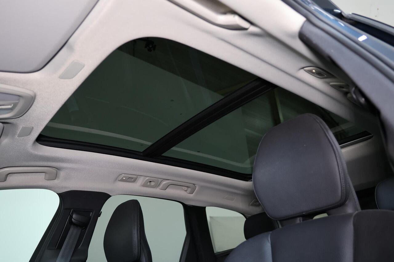 Volvo XC60 T8 Recharge AWD Inscription - Panorama/schuifdak - IntelliSafe Assist - Harman/Kardon audio - Adaptieve LED koplampen - Parkeercamera achter - Verwarmde voorstoelen & stuur - Parkeersensoren voor & achter - Elektr. bedienb. voorstoelen met geheugen - Draa
