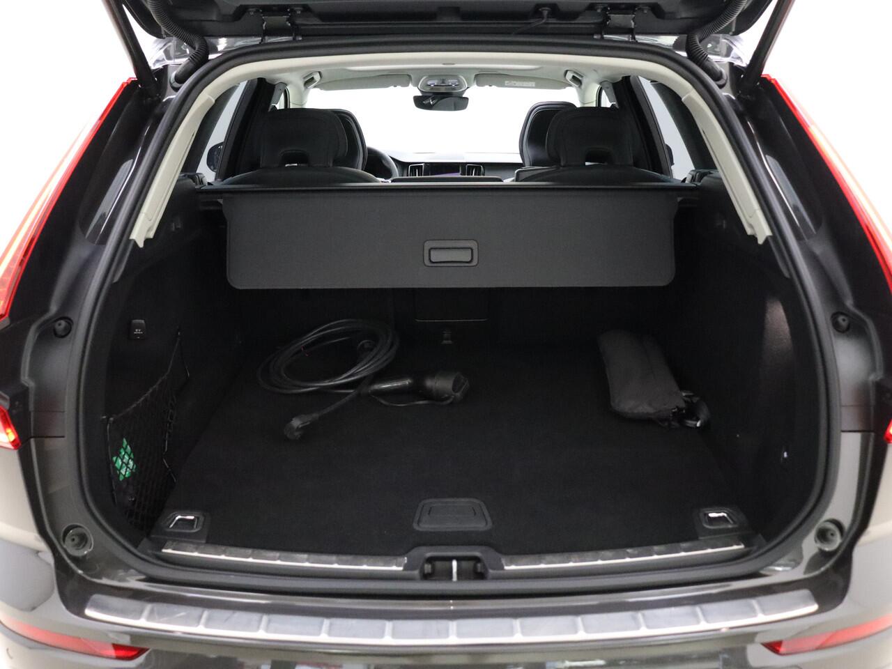 Volvo XC60 T6 350PK AWD Plus Dark / Camera rondom / Harman en Kardon audio / Panorama dak / Stoel/- en stuurverwarming / Trekhaak /