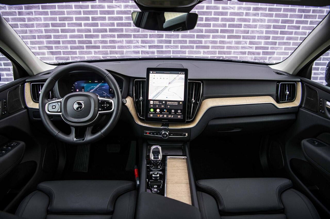 Volvo XC60 2.0 T6 Plug-in hybrid AWD Ultra Dark | Facelift | Trekhaak | 360 Camera | Panoramadak | Adaptieve Cruise Control | Dode Hoek Detectie |