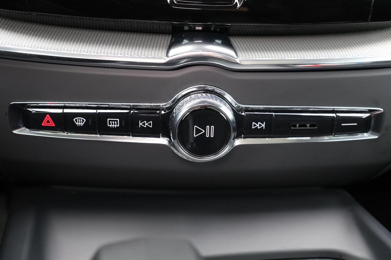 Volvo XC60 T6 Recharge AWD Ultra Dark - Panorama/schuifdak - IntelliSafe Assist & Surround - 360º Camera - Adaptieve LED koplampen - Verwarmde voorstoelen, stuur & achterbank - Elektr. bedienb. voorstoelen met geheugen - Head up display - Draadloze tel. lader - Elek