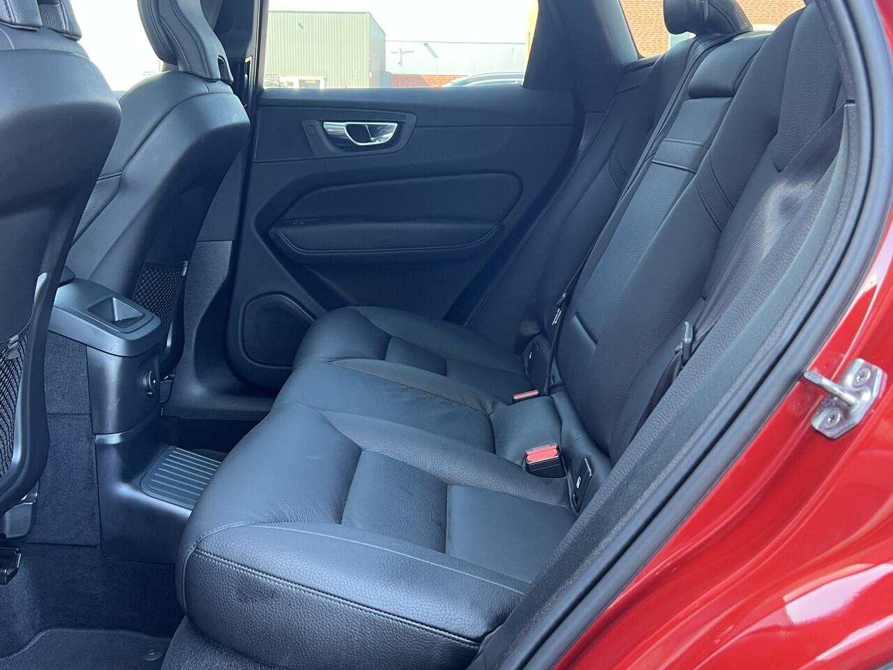 Volvo XC60 2.0 T6 Recharge 340 pk AWD Inscription Exclusive Trekhaak Panoramadak Navigatie Blis 20 Inch Velgen Harman Kardon Pilot Assist ACC Head Up Display DAB Carplay Getint Glas NL Auto Plug-in Hybride 1e Eigenaar BTW Auto