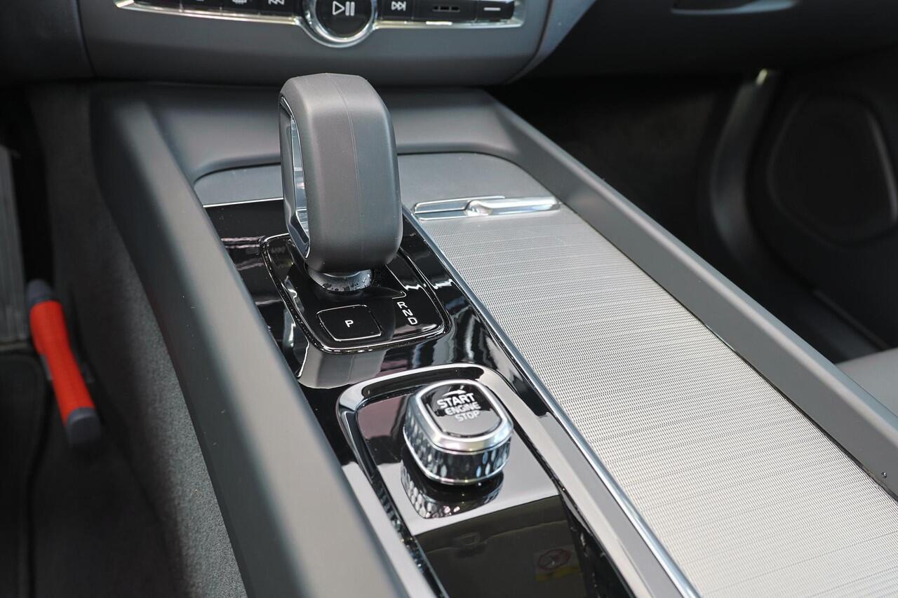 Volvo XC60 T6 Recharge AWD Ultra Dark - Luchtvering - Panorama/schuifdak - IntelliSafe Assist & Surround - 360º Camera - Harman/Kardon audio - Adaptieve LED koplampen - Verwarmde voorstoelen, stuur & achterbank - Parkeersensoren voor & achter - Elektr. bedienb. voor