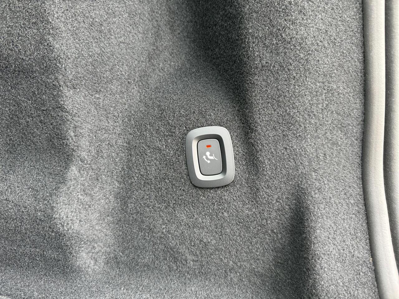 Volvo XC60 2.0 T6 Plug-in hybrid AWD Ultra Dark | Harman/Kardon Audio | Panoramadak | Trekhaak | Stoelverwarming |