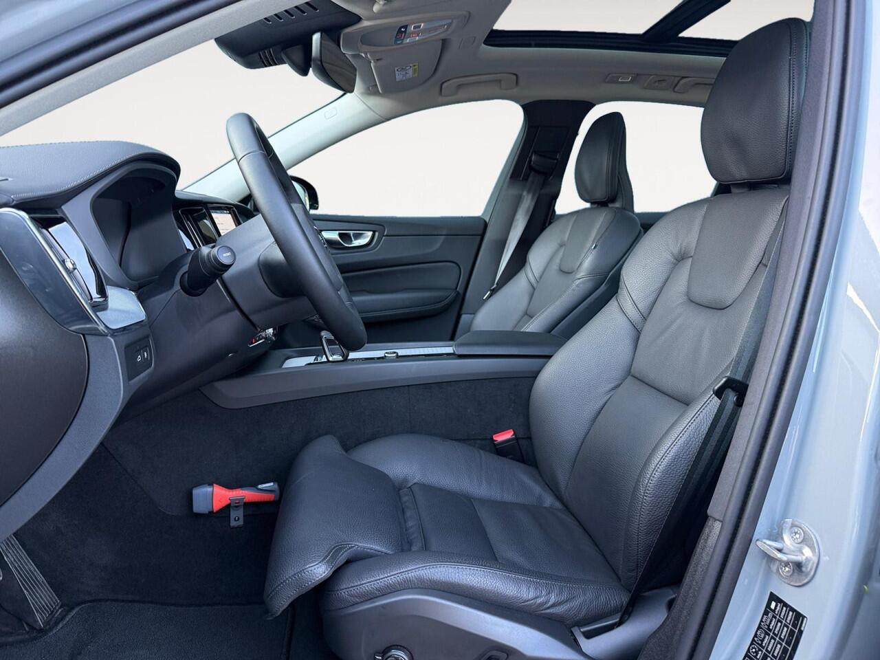 Volvo XC60 2.0 T6 Plug-in hybrid AWD Ultra Dark | Trekhaak | Panoramadak | Stoelverwarming | Head-up Display |