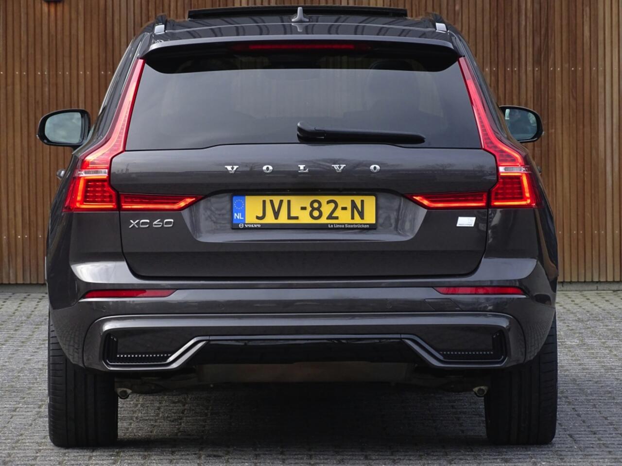 Volvo XC60 T6 341K AWD Recharge Plug-In Hybrid / R- Design / LED