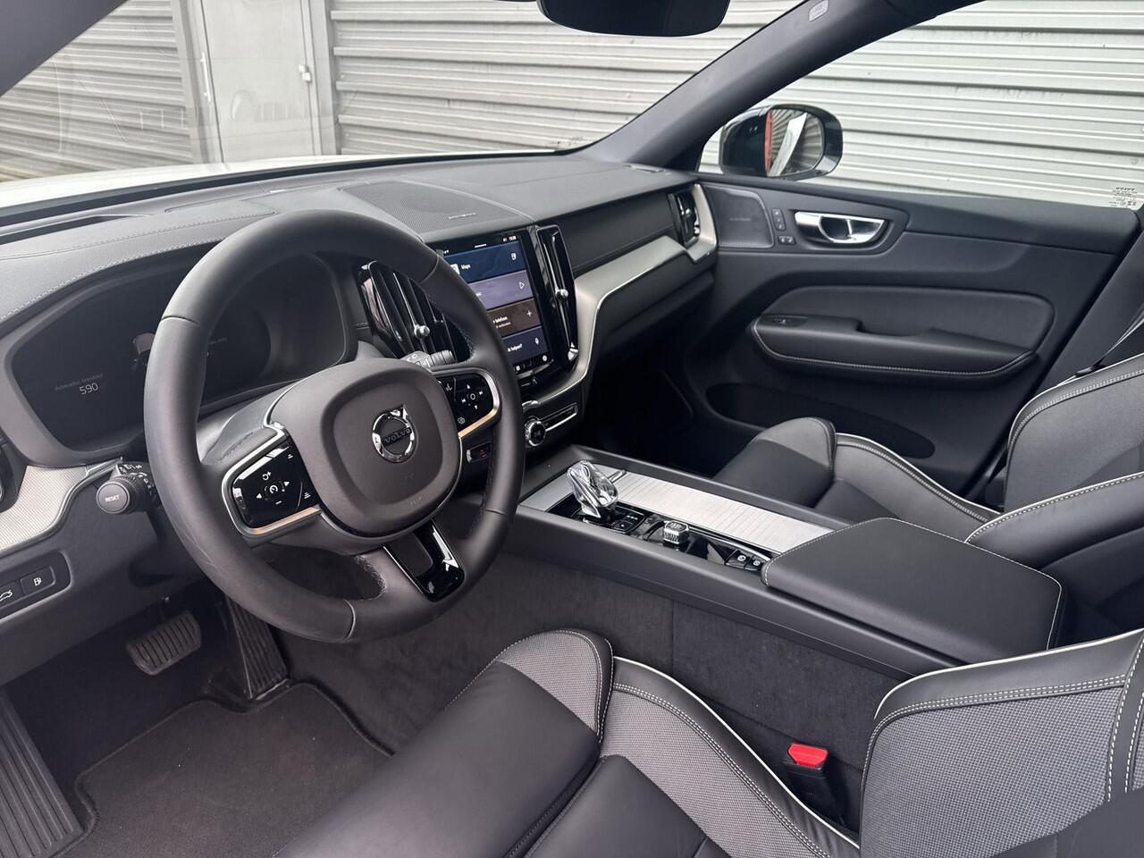 Volvo XC60 T6 350 PK Plug-in hybrid AWD Ultra Dark / 360 camera/ Luchtvering / Black Sheep pakket /