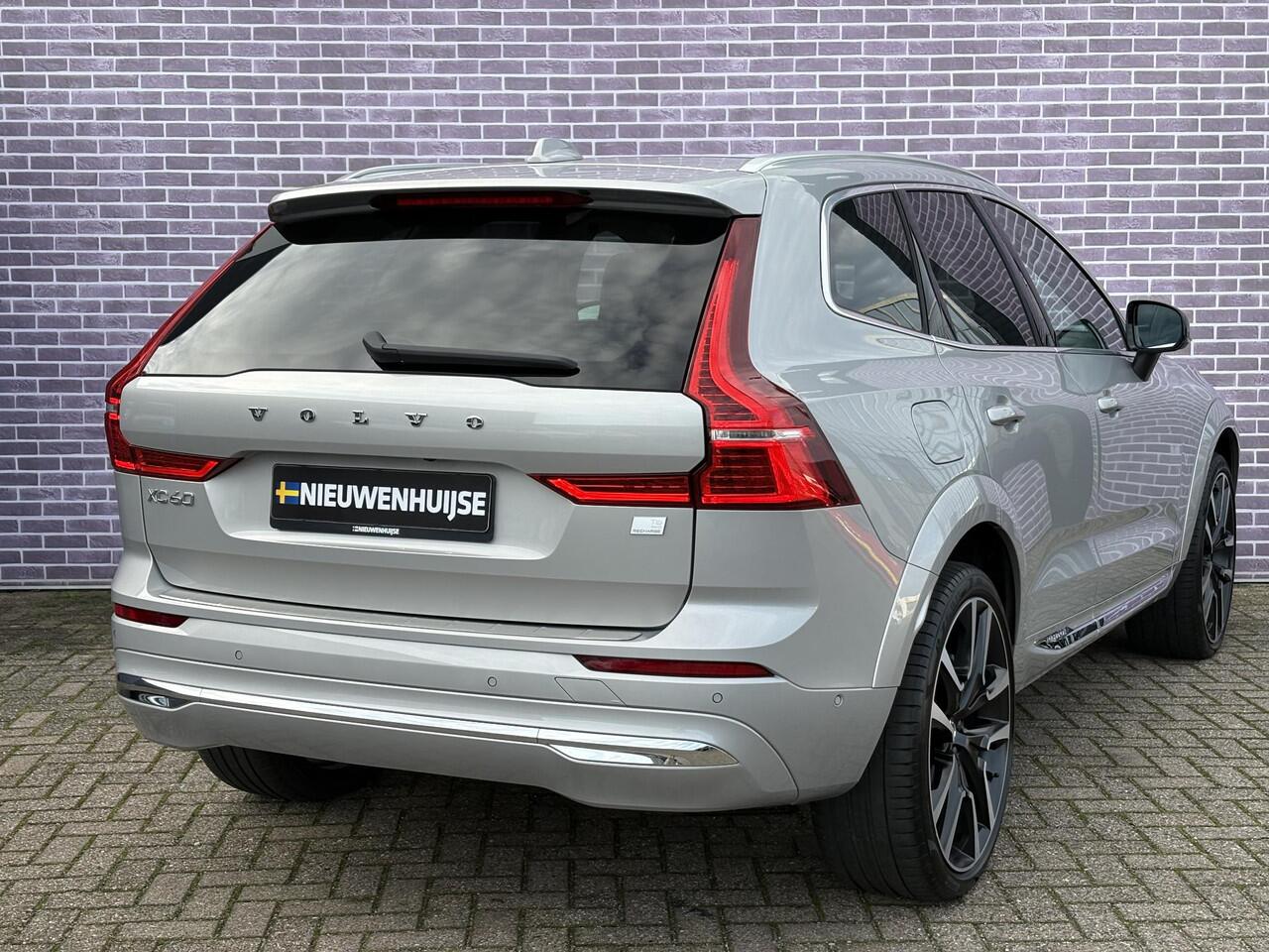 Volvo XC60 2.0 T6 Plug-in hybrid AWD Ultimate Bright | Long range | Trekhaak | Adaptive cruise control | Head-up display | Harman/Kardon audio | Dode hoek detectie BLIS | Stoelverwarming voor + achter | Stuurverwarming | Elektrische stoelverstelling |
