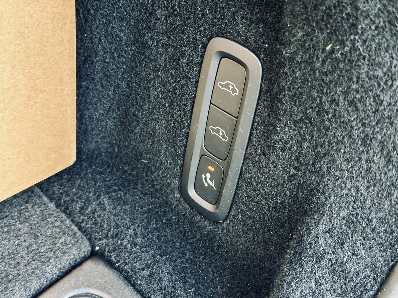 Volvo XC60 2.0 Recharge T6 | AWD | Dark Label | Panoramadak | Luchtvering | Elek Trekhaak | Stoel/stuurverwarming | Incl BTW