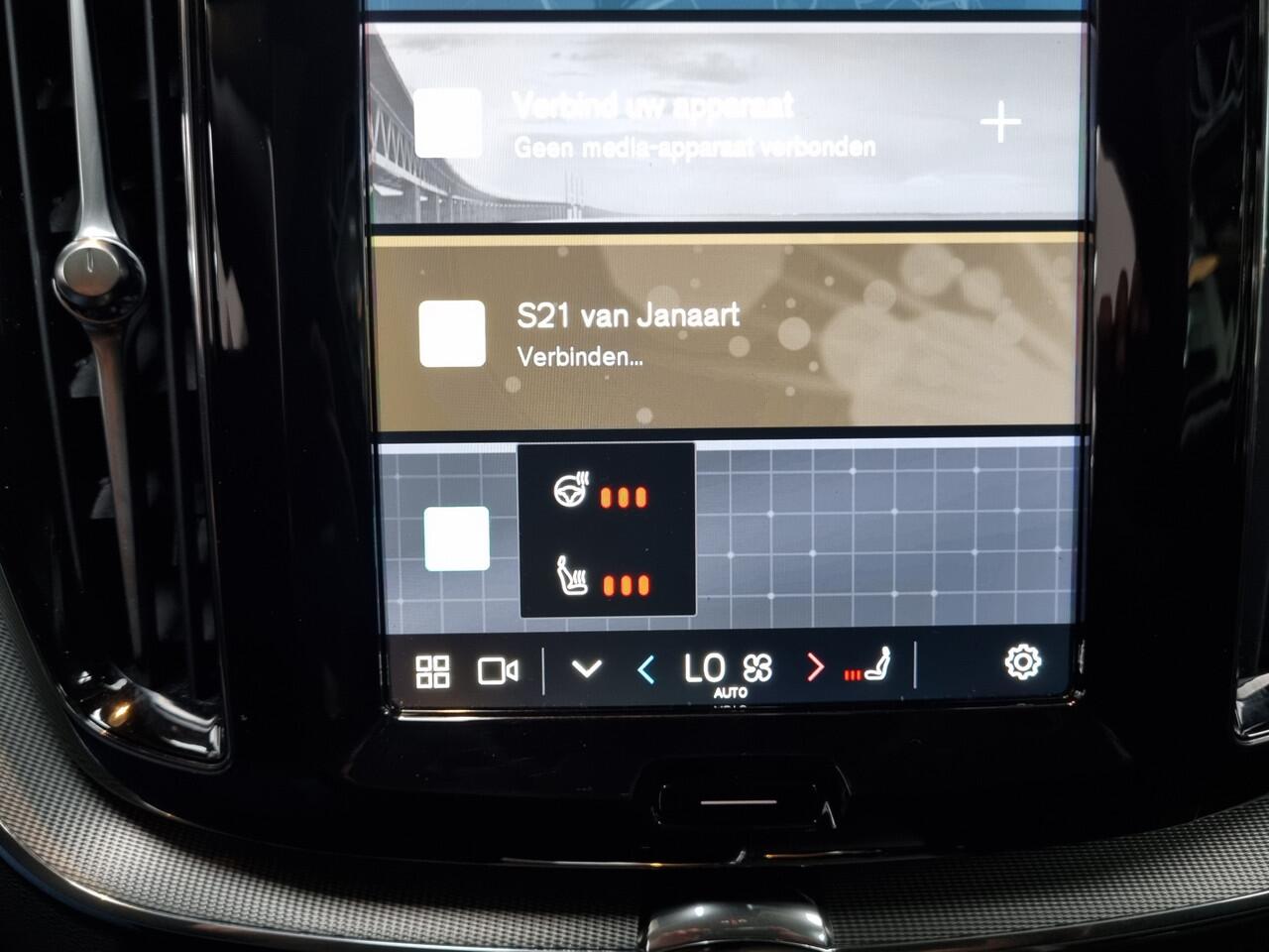 Volvo XC60 2.0 T6 Plug-in hybrid AWD Plus Dark PANO / 360 CAMERA / LEER / STUUR EN STOELVERWARMING