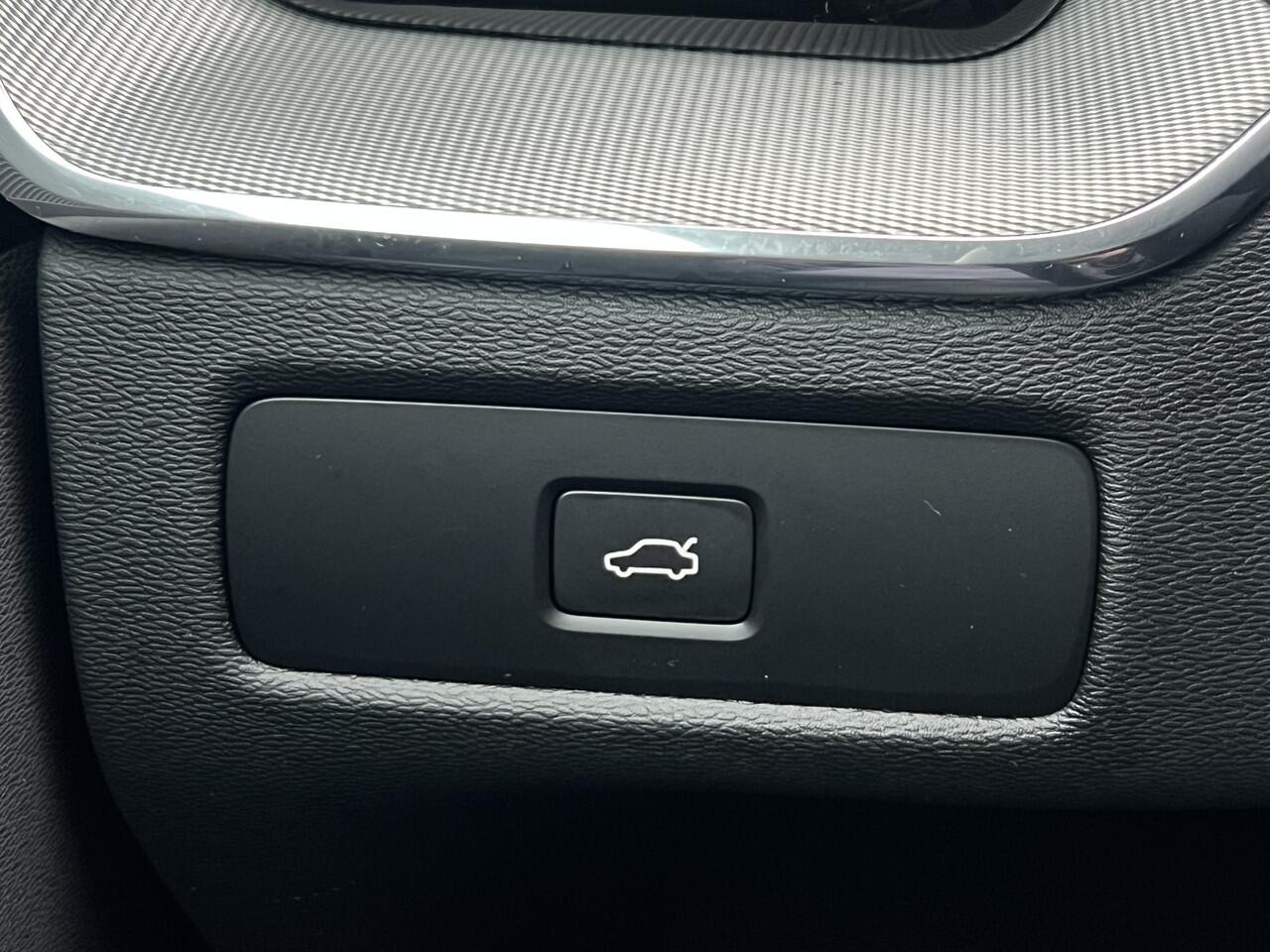 Volvo XC60 B4 Plus Dark | Trekhaak | Navi | Camera | Memory