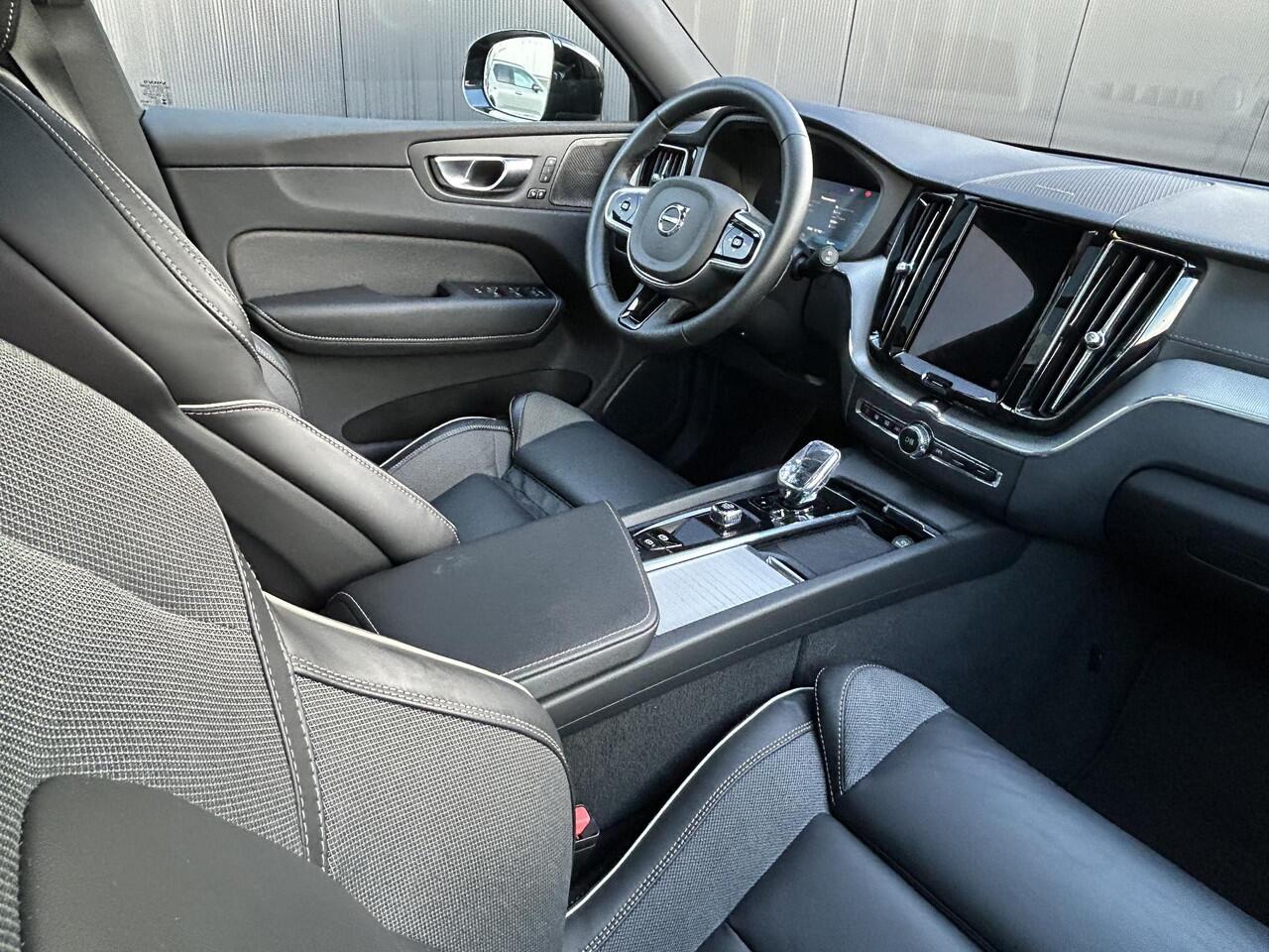 Volvo XC60 2.0 T6 Plug-in hybrid AWD Ultimate Black Edition / Harman Kardon / 360 Camera / 21 Inch / Getint glas /