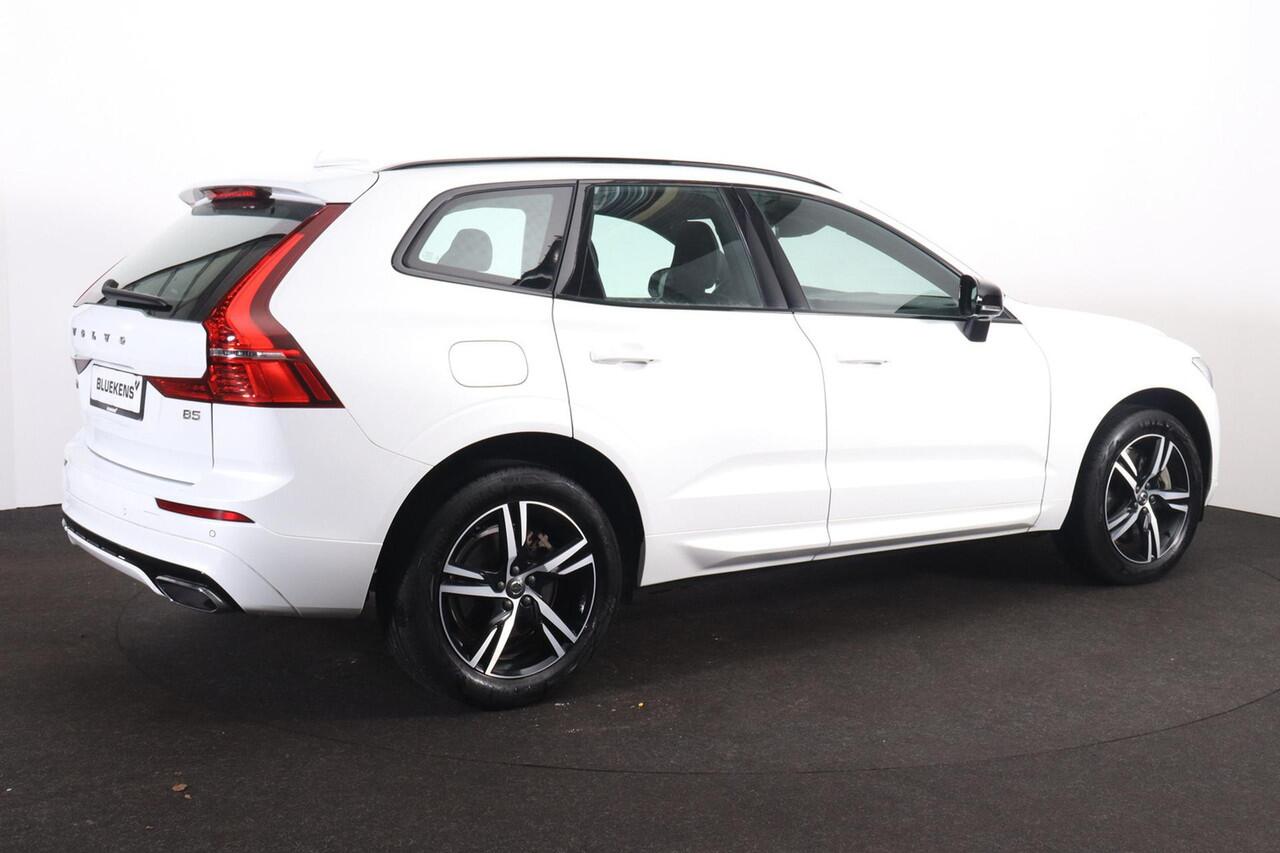 Volvo XC60 B5 R-Design - Panoramisch schuif-/kanteldak - Intellisafe Assist / Surround - Parkeerverwarming met timer - Harman Kardon Audio - Elektrisch bedienbare voorstoelen met geheugen - Verwarmbare voorstoelen - Head-up Display - Verwarmbaar stuurwiel - 360 view