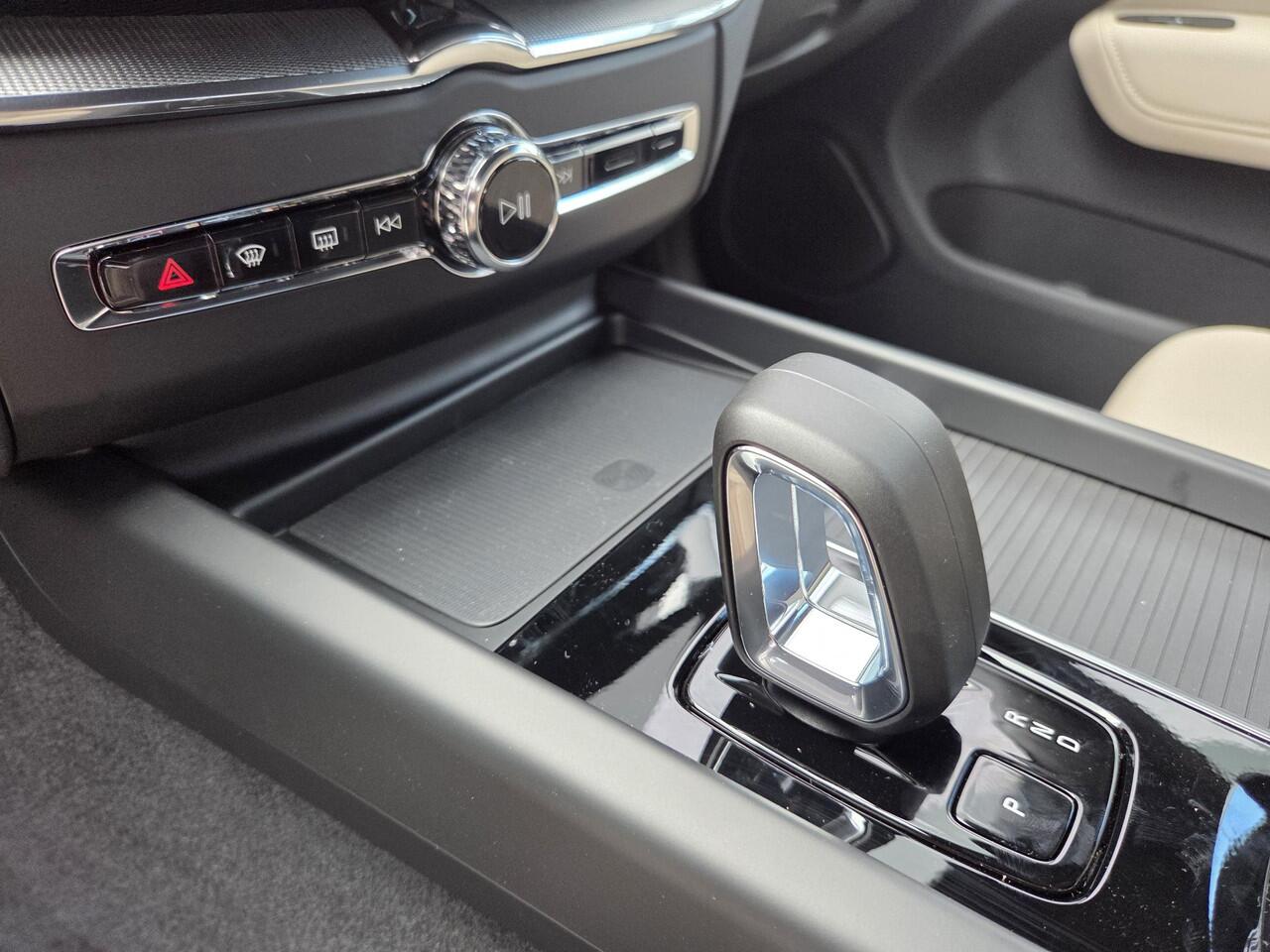 Volvo XC60 T6 Plug-in hybrid AWD Essential | Driver Assist | Climate line | Donker glas | Park assist V + A | 19 " | Nordico Microtech | All-season banden |