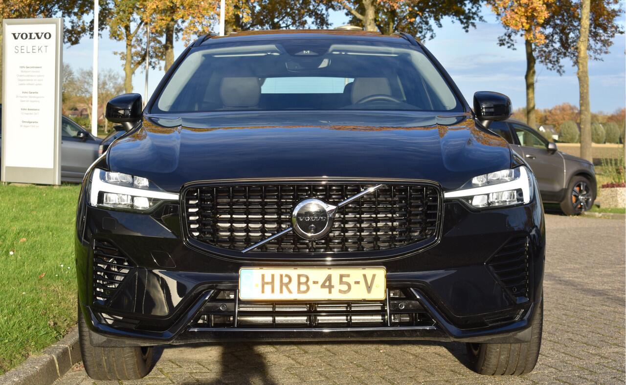 Volvo XC60 T6 AWD 350PK Plug-in Hybrid Ultra Dark | Trekhaak | Leer | H&K | ACC | Thuislader | 360 Camera | Panodak | Stuurverwarming