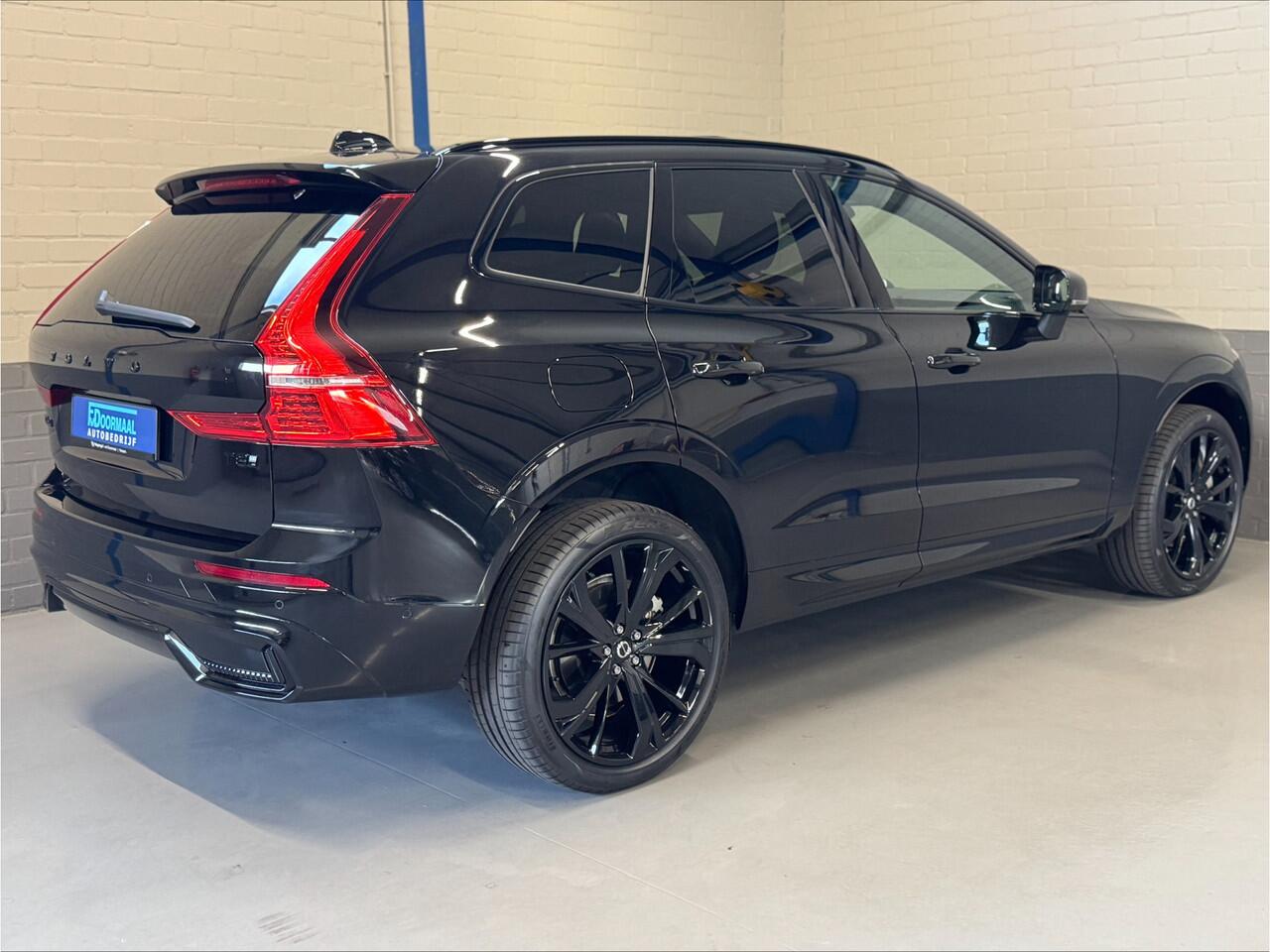 Volvo XC60 2.0 T8 Plug-in hybrid AWD Ultra Black Edition | Luchtvering | Bowers & Wilkins | Head Up | Trekhaak