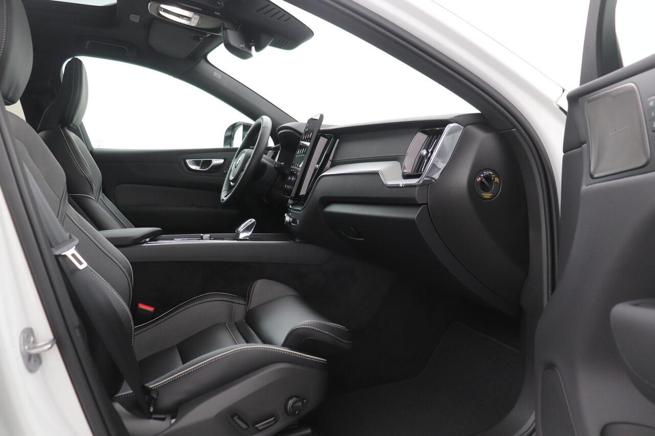 Volvo XC60 T6 Plug-in hybrid Ultra Black Edition | FACELIFT | Trekhaak | Head-Up | 21 Inch | ACC | 360° Camera | Panoramadak