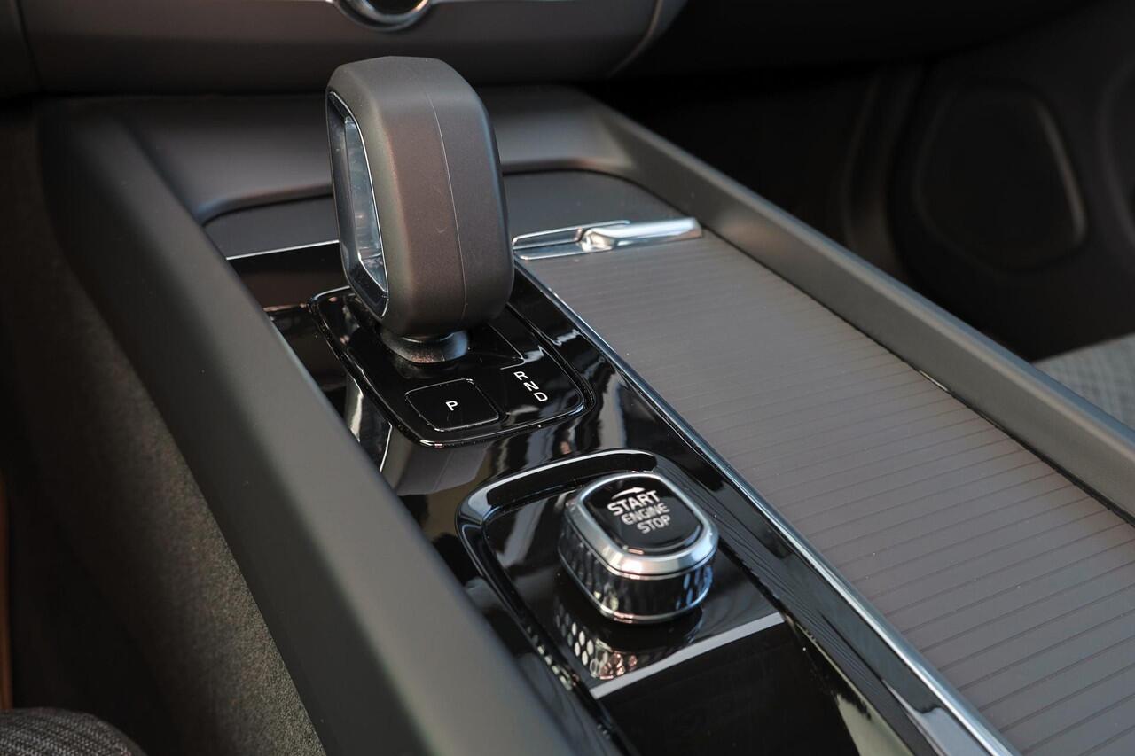 Volvo XC60 T6 Recharge AWD Core Bright - Panorama/schuifdak - IntelliSafe Assist & Surround - Adaptieve LED koplampen - Parkeercamera achter - Verwarmde voorstoelen, stuur & achterbank - Parkeersensoren voor & achter - Draadloze tel. lader - 18' LMV