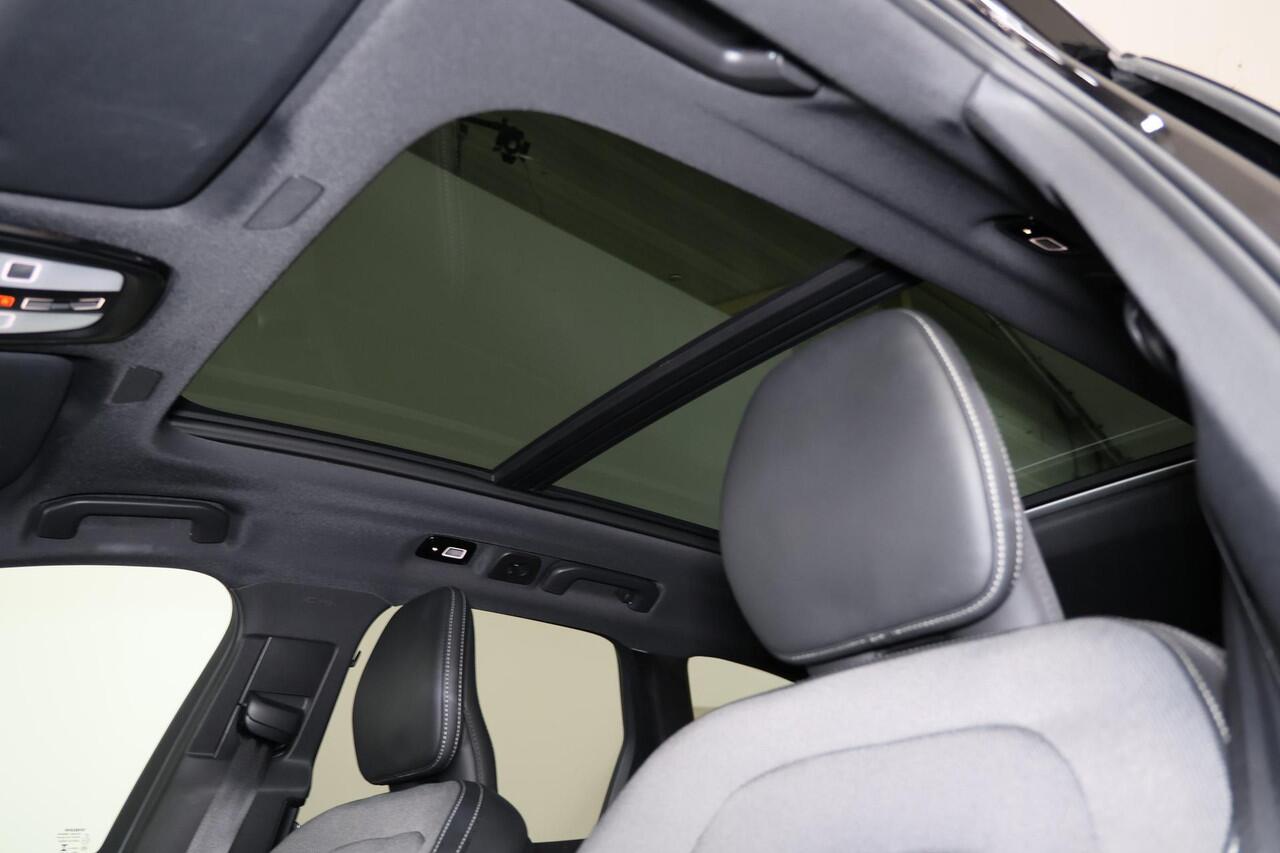 Volvo XC60 T8 Recharge AWD Ultra Black Edition - Luchtvering - Panorama/schuifdak - IntelliSafe Assist & Surround - 360º Camera - Harman/Kardon audio - Adaptieve LED koplampen - Verwarmde voorstoelen, stuur & achterbank - Parkeersensoren voor & achter - Elektr. bedi