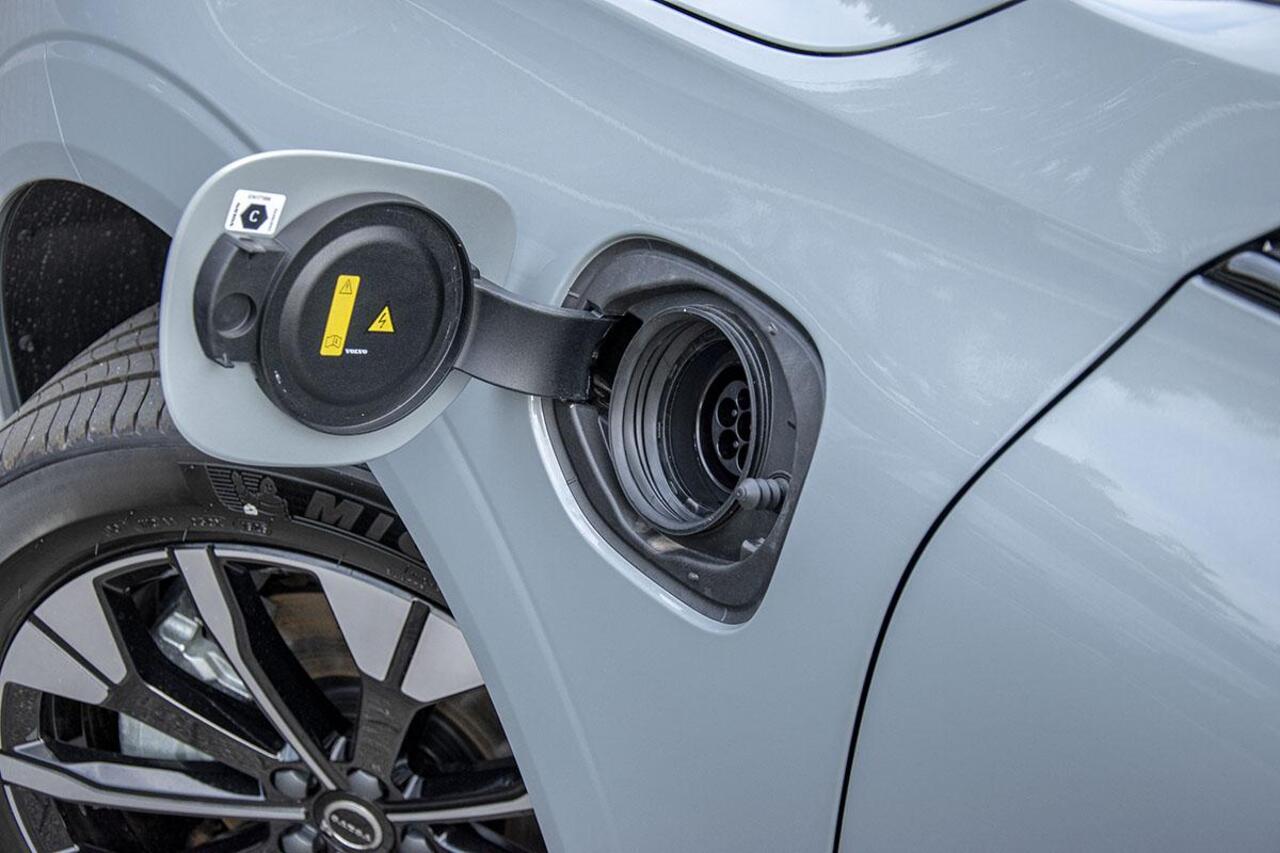 Volvo XC60 2.0 T6 PLUG-IN HYBRID AWD ULTRA DARK