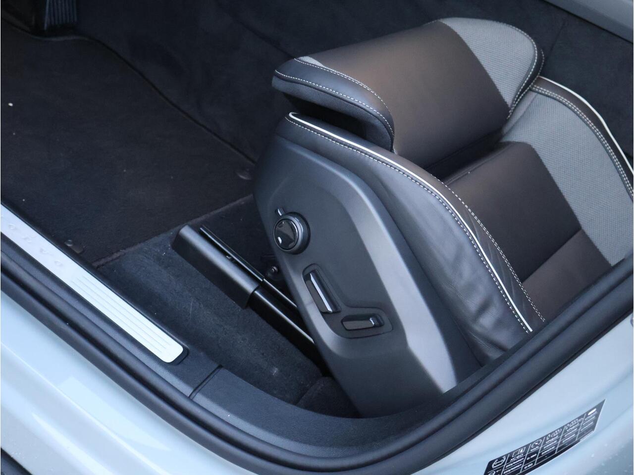 Volvo XC60 T6 Plug-in hybrid AWD Ultra Black Edition | Uit voorraad leverbaar | Harman Kardon | Panoramadak