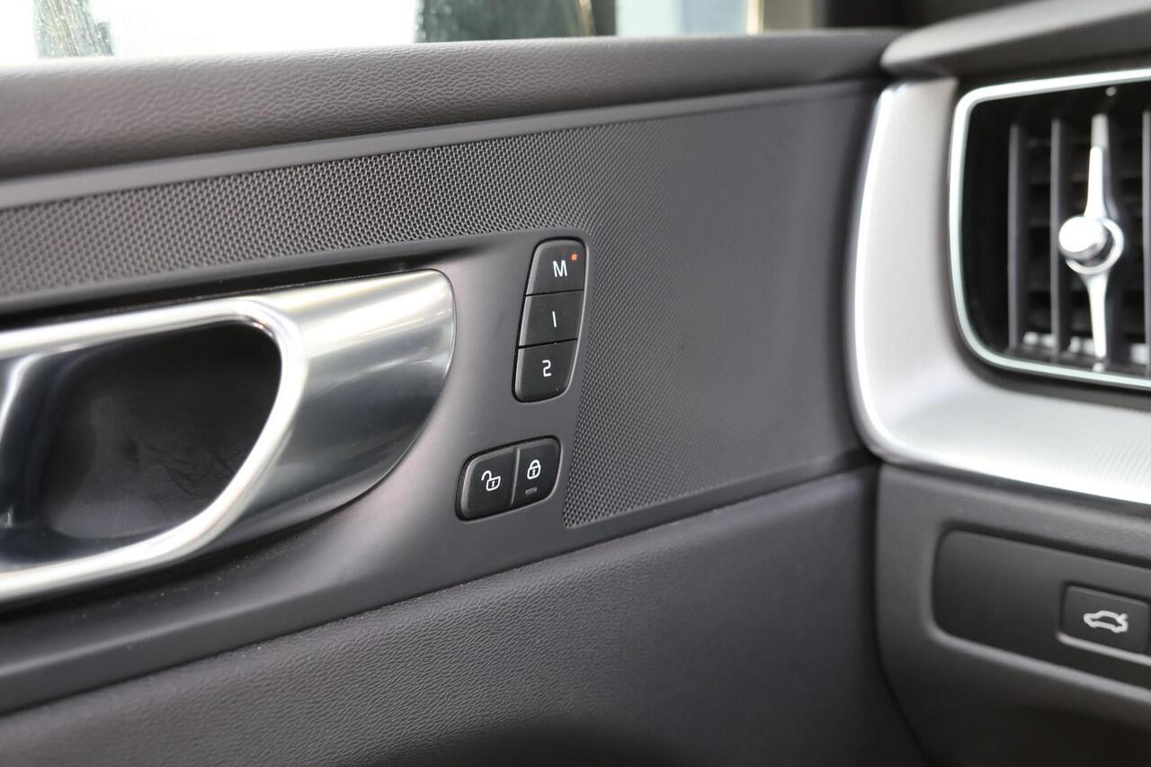 Volvo XC60 T6 Recharge AWD Plus Black Edition - Panorama/schuifdak - Adaptieve LED koplampen - Parkeercamera achter - Verwarmde voorstoelen, stuur & achterbank - Parkeersensoren voor & achter - Elektr. bedienb. voorstoelen met geheugen - Draadloze tel. lader - Cruis