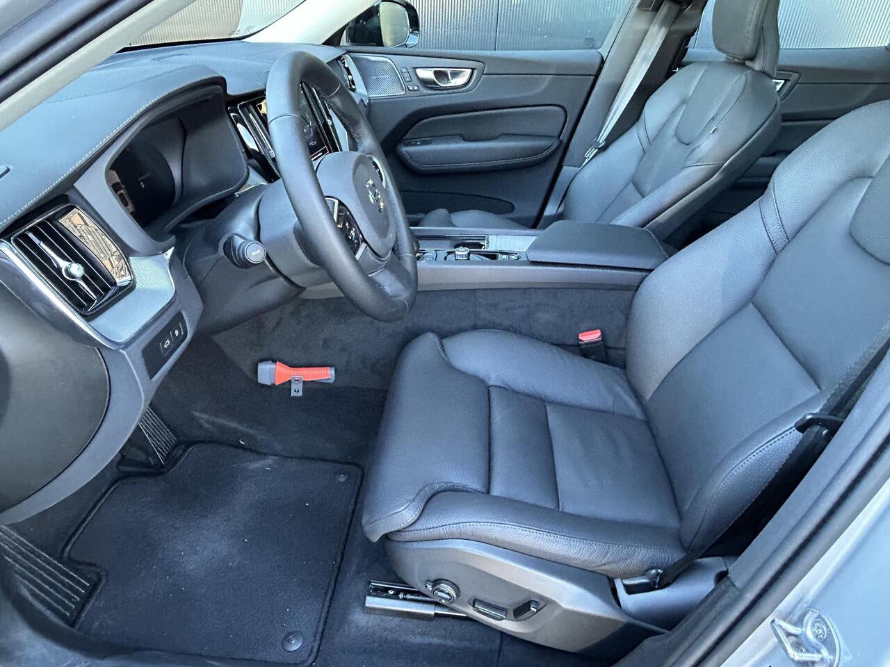 Volvo XC60 2.0 T6 Plug-in hybrid AWD Ultra Dark 360 Camera / Head-up display / Harman Kardon audio / trekhaak / Panorama dak / stoel- en stuurverwarming / leer