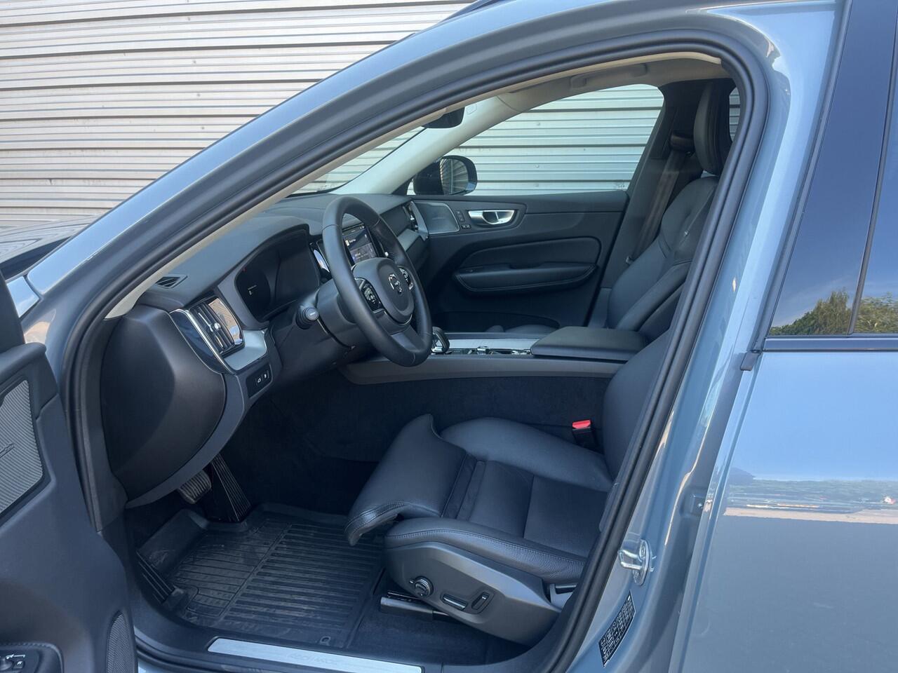 Volvo XC60 T6 Plug-in hybrid AWD Plus Dark / 19" Velgen / Audio Harman Kardon / full-LED koplampen /