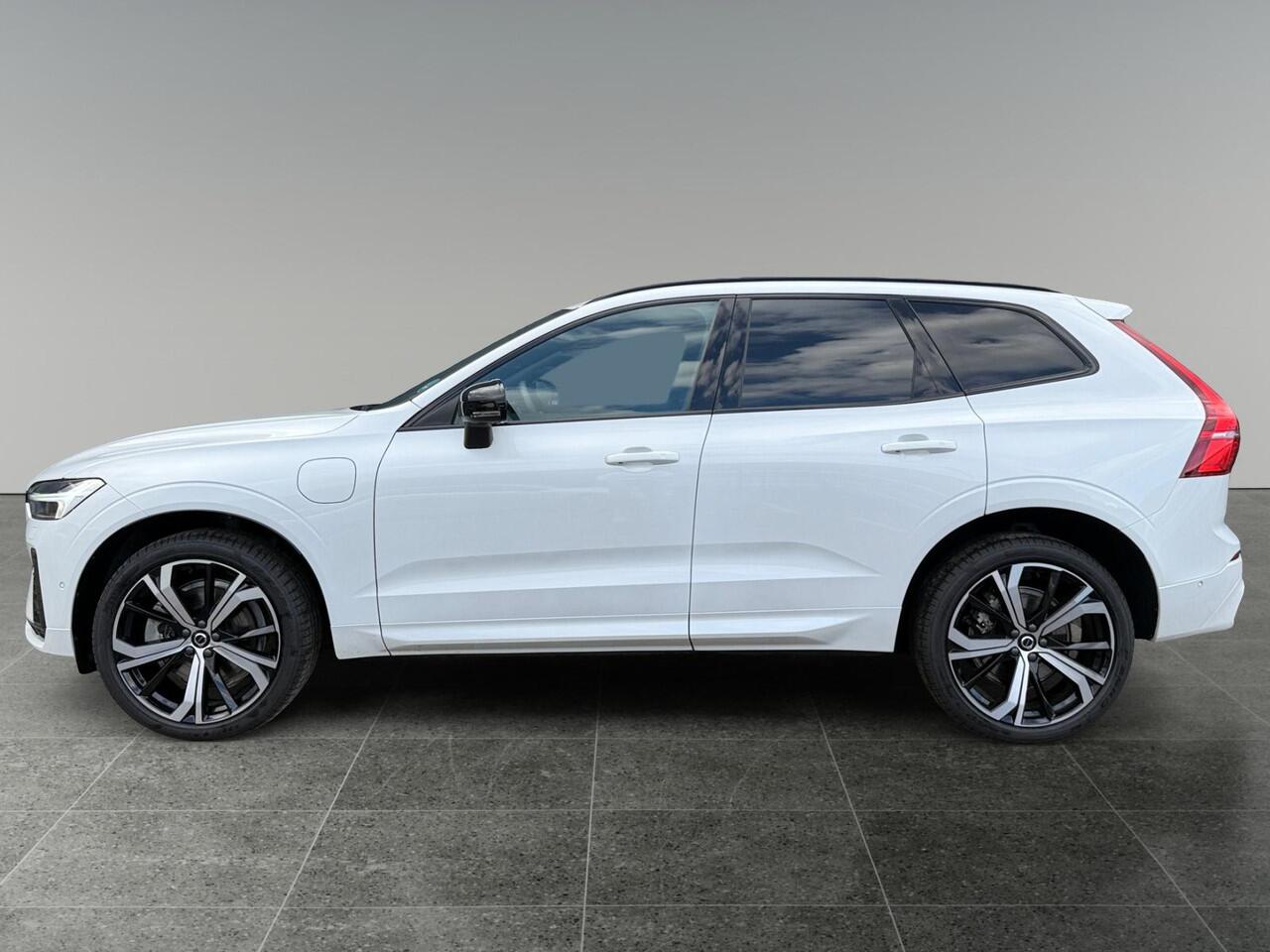 Volvo XC60 2.0 T6 Plug-in hybrid AWD Plus Dark | Luchtvering | Harman/Kardon Audio | Extra getint glas | Sportstoelen |