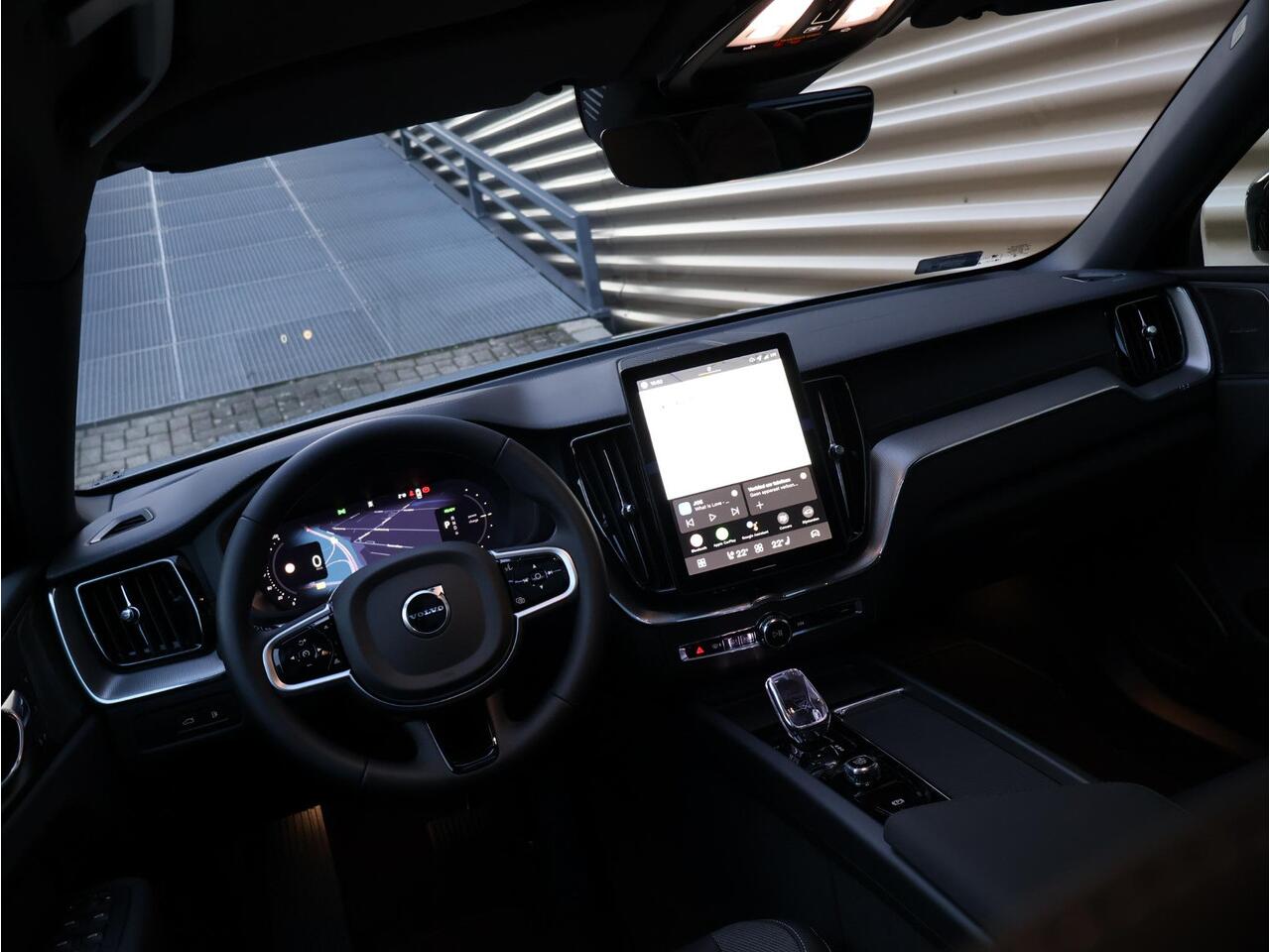 Volvo XC60 T6 Plug-in hybrid AWD Ultra Black Edition | Uit voorraad leverbaar | Harman Kardon | Panoramadak