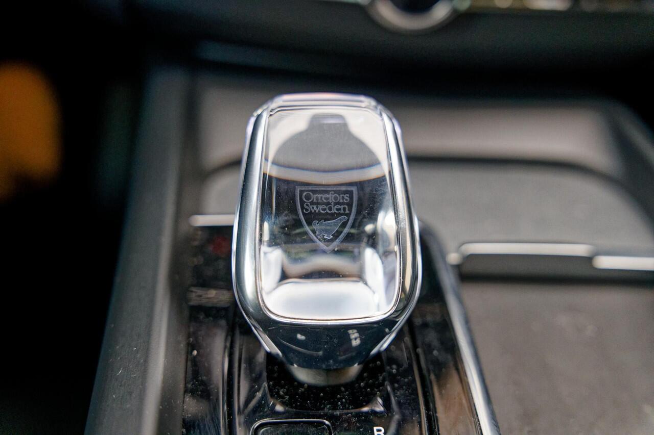 Volvo XC60 2.0 T8 Plug-in hybrid AWD Ultimate Black Edition Luchtvering, Trekhaak, 21", Panoramadak