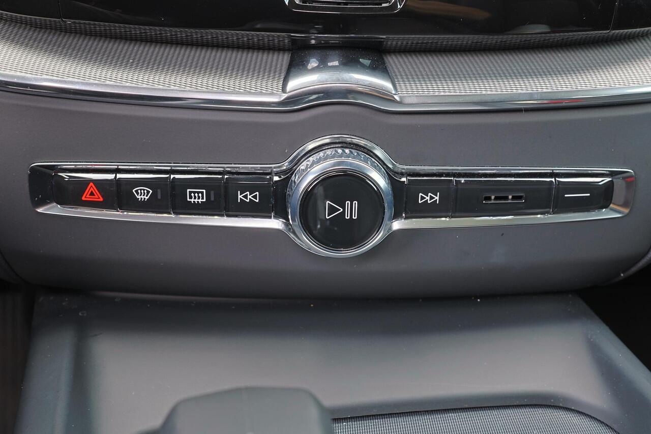 Volvo XC60 T8 Recharge AWD Plus Dark - Panorama/schuifdak - IntelliSafe Assist & Surround - 360º Camera - Harman/Kardon audio - Verwarmde voorstoelen, stuur & achterbank - Parkeersensoren voor & achter - Elektr. bedienb. voorstoelen met geheugen - Draadloze tel. lad