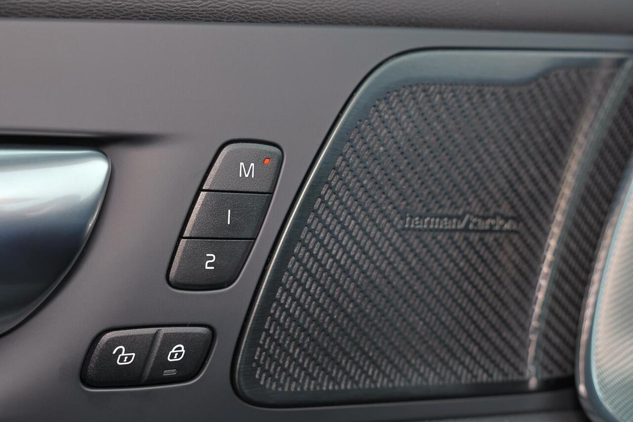 Volvo XC60 T6 Recharge AWD Ultra Black Edition - Panorama/schuifdak - IntelliSafe Assist & Surround - 360º Camera - Harman/Kardon audio - Adaptieve LED koplampen - Verwarmde voorstoelen, stuur & achterbank - Parkeersensoren voor & achter - Elektr. bedienb. voorstoel