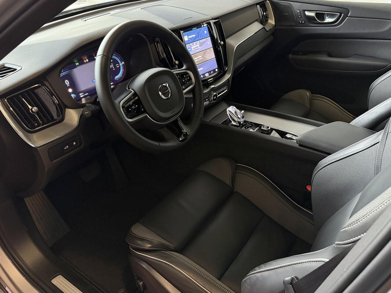 Volvo XC60 2.0 T6 350 PK PHEV AWD PLUS DARK + LONG RANGE PANO HARMAN-KARDON 360CAM ELEK.KLEP STUUR/STOEL VERW. Plug in Hybrid ? Top Auto's Wijchen , Altijd een Ruim aanbod van Volvo's i BUSINESS / CORE / BRIGHT / DARK / ULTRA DARK / PLUS DARK / BLACK EDITION / ES