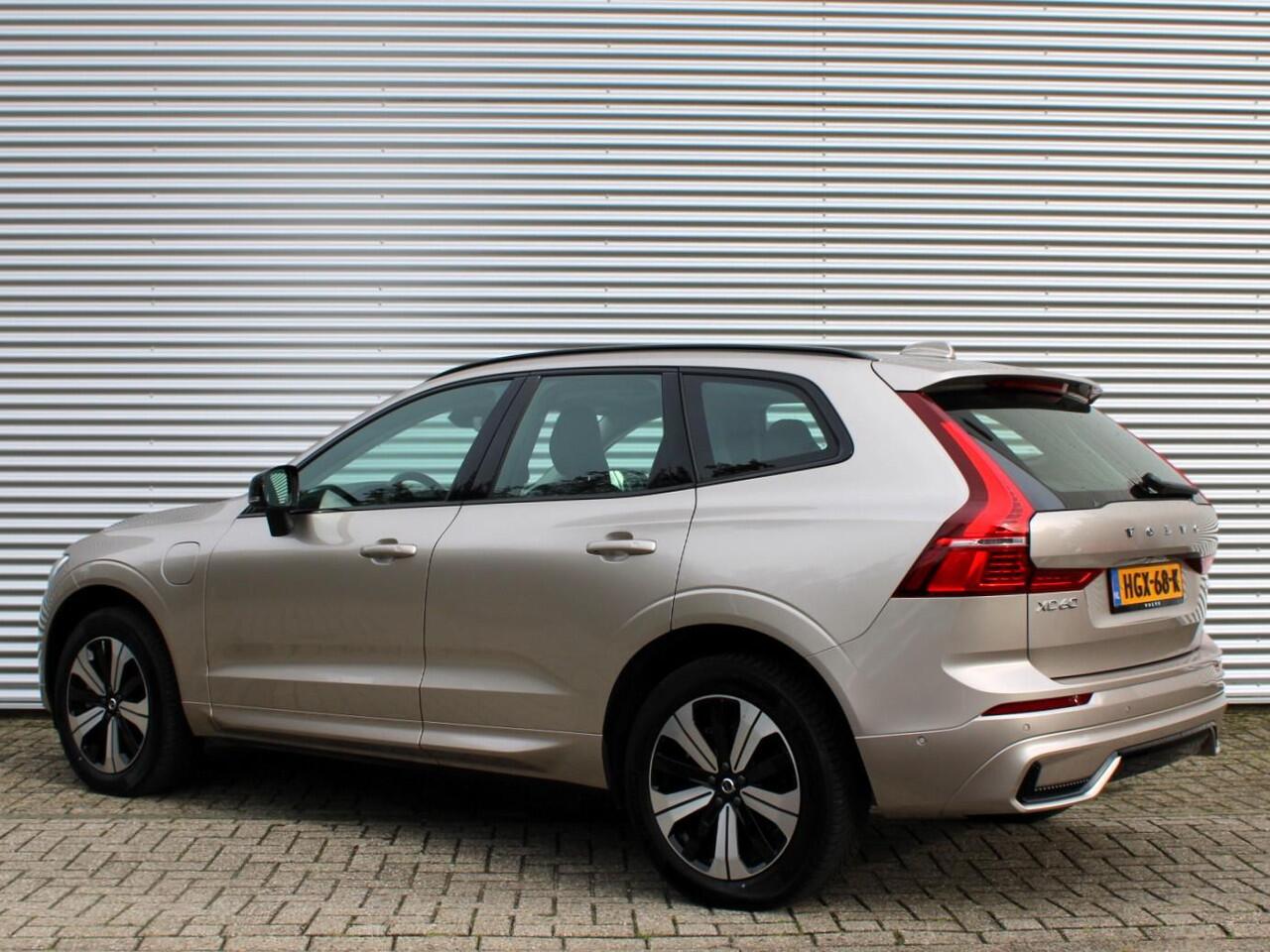 Volvo XC60 2.0 T6 Plug-in hybrid AWD Plus Dark Automaat / Panoramadak / Trekhaak / 360* camera / All Seasonbanden
