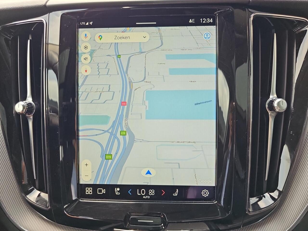 Volvo XC60 2.0 T6 Plug-in hybrid AWD Plus Dark | Trekhaak | 360 graden camera | Stoelverwarming | Panoramadak |