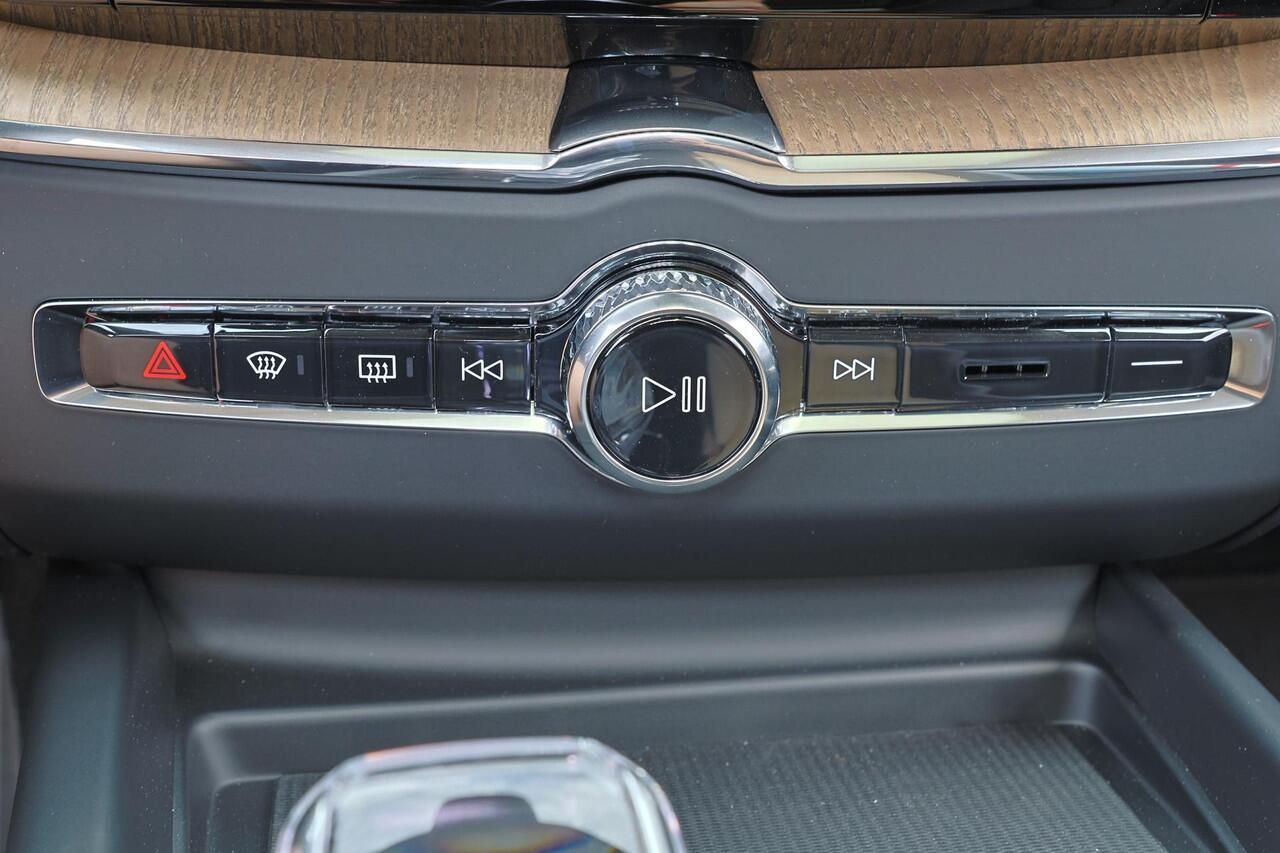 Volvo XC60 T8 Recharge AWD Ultra Dark - Panorama/schuifdak - IntelliSafe Assist & Surround - Massage&Ventilatie stoelen - 360º Camera - Harman/Kardon audio - Nappa leder - Adaptieve LED koplampen - Verwarmde voorstoelen, stuur & achterbank - Parkeersensoren voor & a