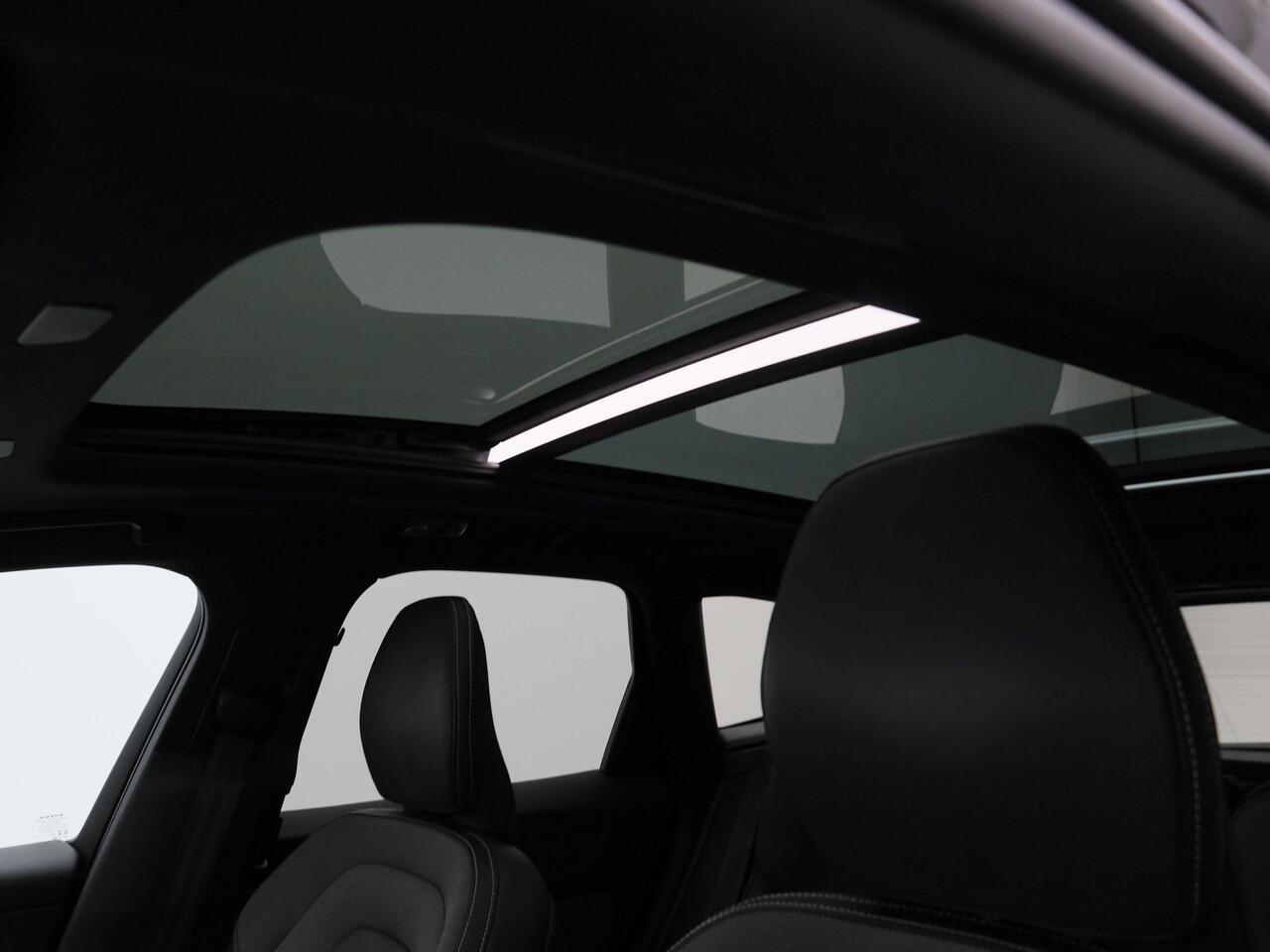 Volvo XC60 2.0 Recharge T6 AWD R-Design | PANO | ADAPTIVE | KEYLESS | STOEL- EN STUURVERW.