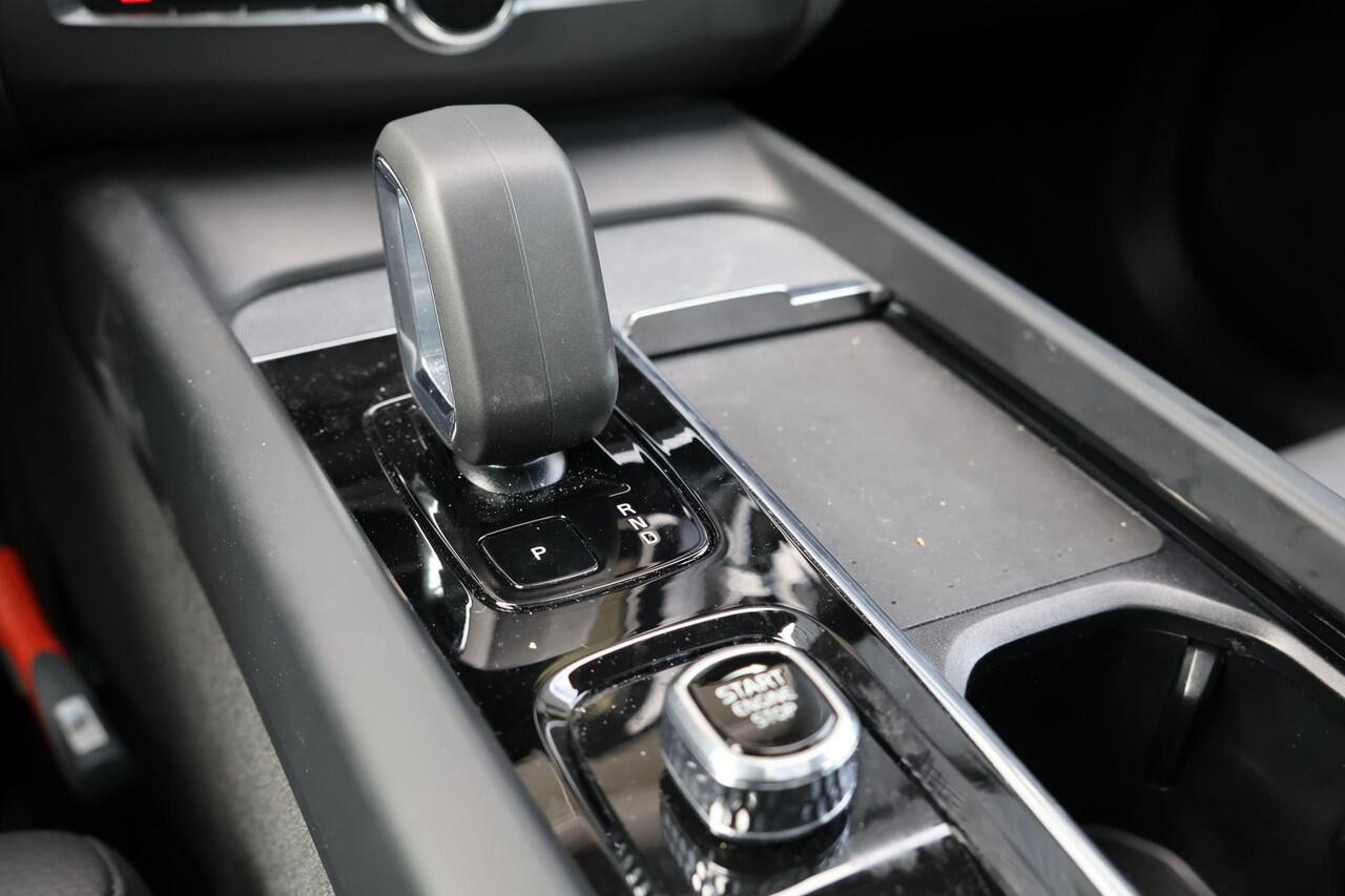 Volvo XC60 T6 Recharge AWD Ultimate Dark - Luchtvering - Panorama/schuifdak - IntelliSafe Assist & Surround - 360º Camera - Bowers & Wilkins audio - Verwarmde voorstoelen, stuur & achterbank - Parkeersensoren voor & achter - Elektr. bedienb. voorstoelen met geheugen