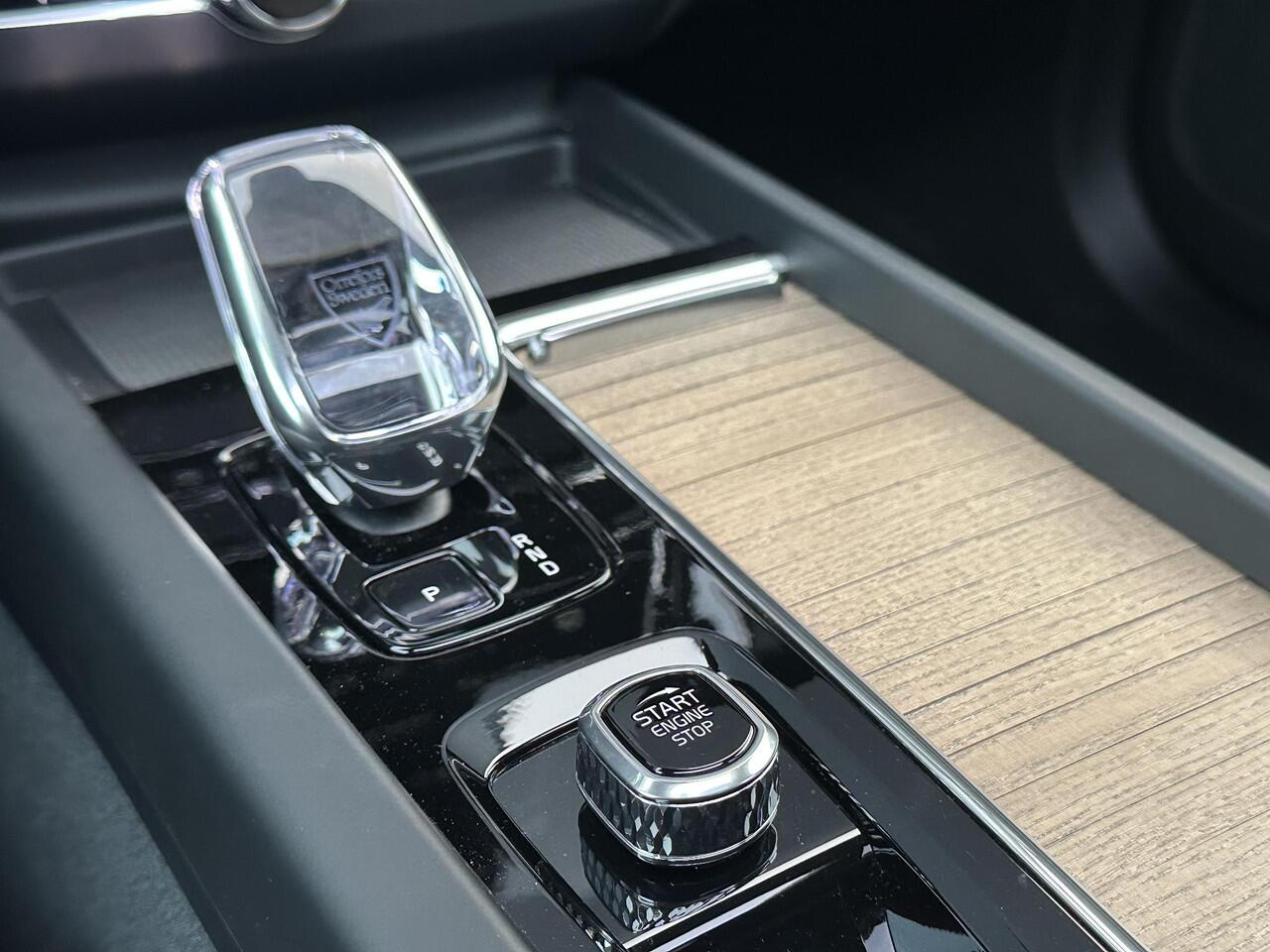 Volvo XC60 2.0 T6 Plug-in hybrid AWD Ultra Dark Display Gen. 2 / Panorama dak / Head-up display / Harman Kardon audio / Adaptieve Cruise control / Nordico bekleding / Stoel- en stuurverw./ elektr. stoelverst. / Full LED kopl. / Lederlook dashboard